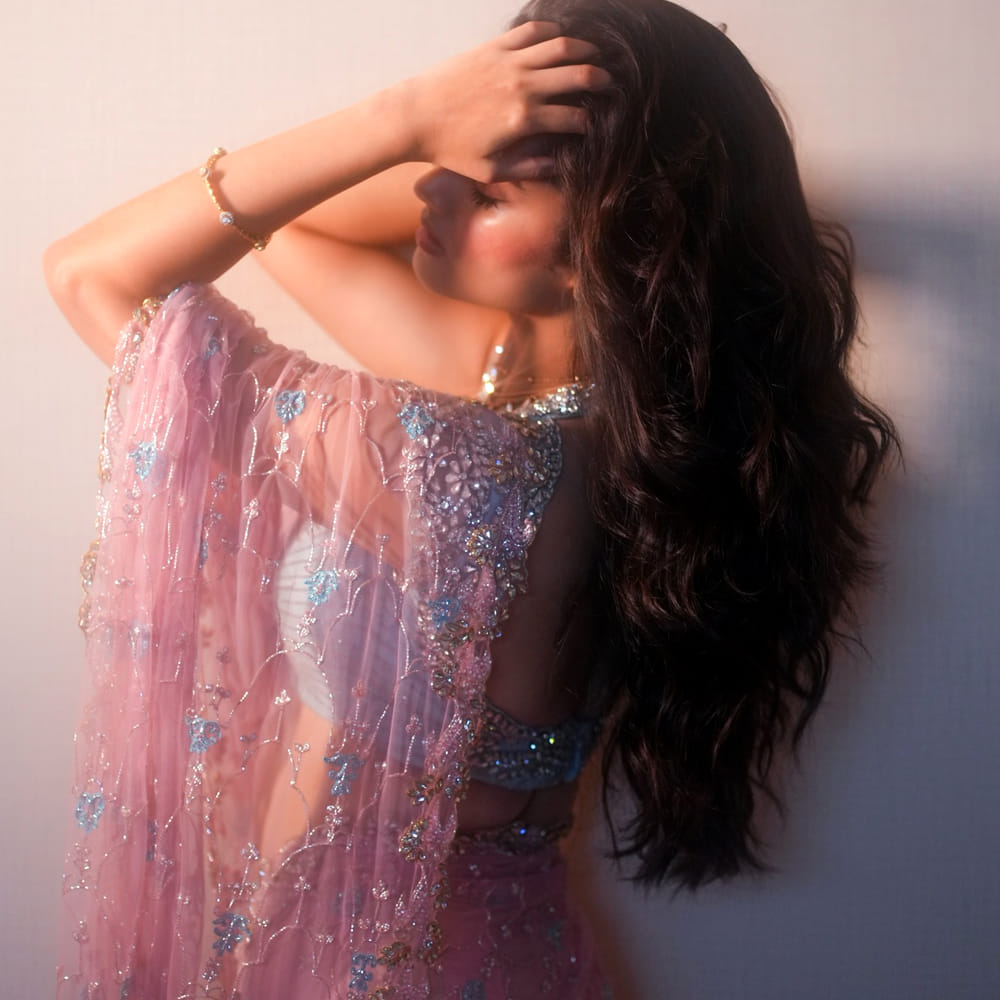 కానీ అందరి దృష్టిని ఆకర్షించింది ఈ అమ్మడు. తొలి చిత్రంలోనే గ్లామర్ షోతోపాటు అభినయంతో కట్టిపడేసింది ఈ వయ్యారి. కానీ ఫస్ట్ మూవీ డిజాస్టర్ కావడంతో ఆమెకు పెద్దగా హెల్ప్ కాలేదు. అయితే తెలుగులో నెమ్మదిగా ఆఫర్స్ మాత్రం అందుకుంది.