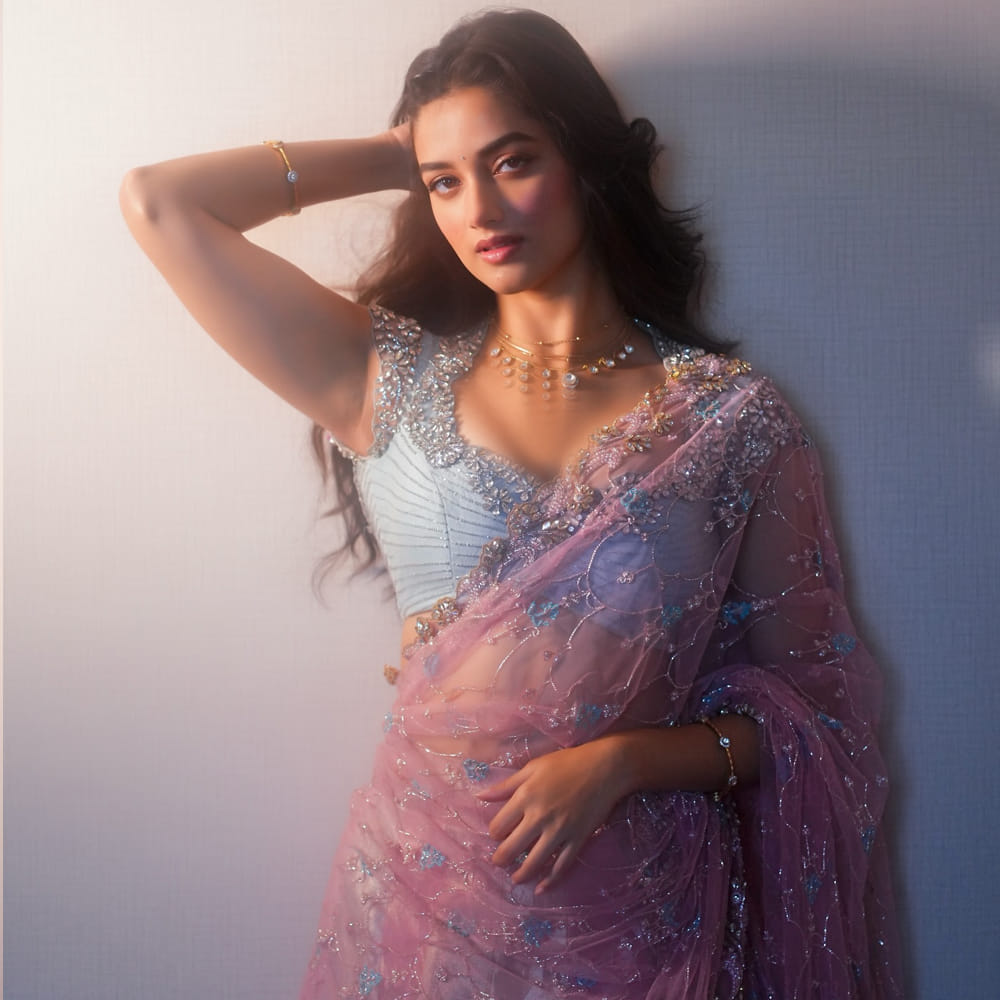 మిస్టర్ బచ్చన్ తర్వాత ఈ అమ్మడు నటించిన కింగ్డమ్ సినిమా విడుదలైంది. గతఏడాది జూలై 31న అడియన్స్ ముందుకు వచ్చిన ఈ సినిమాఅంతగా ఆకట్టుకోలేకపోయింది. అంతేకాదు.. ఈ మూవీ ప్రమోషన్లలో గ్లామర్ లుక్స్ లో కట్టిపడేసింది భాగ్యశ్రీ. దీంతో ఈ అమ్మడు ఫోటోస్ తెగ వైరలవుతున్నాయి.