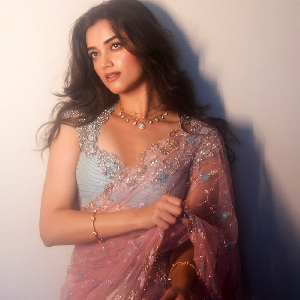 కొత్త నేషనల్ క్రష్ అదిరిపోయిందంటూ భాగ్యశ్రీ ఫోటోస్ షేర్ చేస్తున్నారు ఫ్యాన్స్. ఇటీవలే రామ్ పోతినేని సరసన సినిమా చేసింది. ఈ సినిమా కూడా ఫ్లాప్ అయ్యింది. అలాగే దుల్కర్ సల్మాన పక్కన కాంత అనే చిత్రంలో నటించింది. ఈ రెండు సినిమాలు కూడా బాక్సాఫీస్ దగ్గర నిరాశపరిచింది.