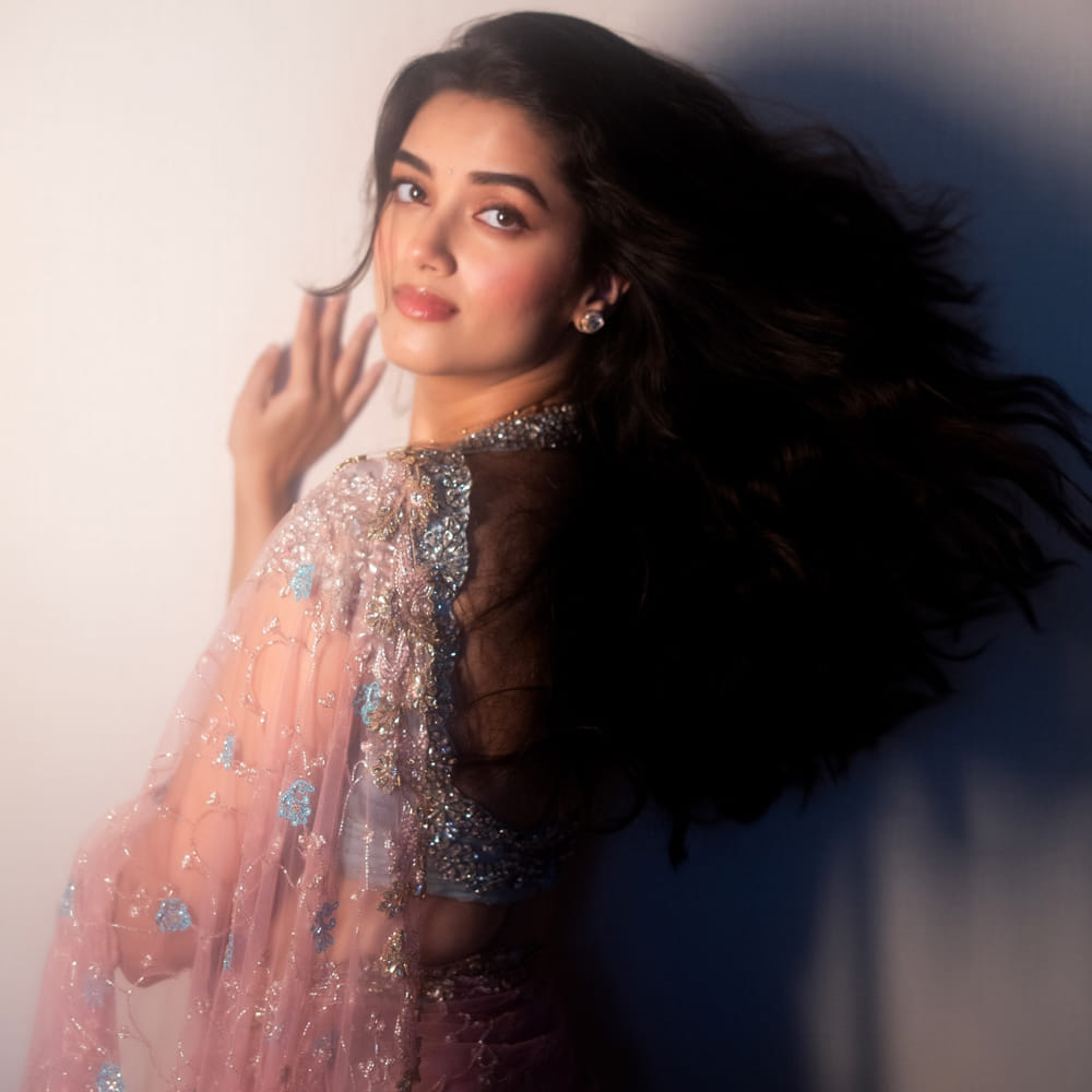 ప్రస్తుతం ఈ అమ్మడు అఖిల్ అక్కినేని నటిస్తున్న లెనిన్ సినిమాలో నటిస్తుంది. ఇదిలా ఉంటే ప్రస్తుతం ఈ బ్యూటీ ఫోటోస్ నెట్టింట ట్రెండ్ అవుతున్నాయి. సోషల్ మీడియాలో యాక్టివ్ గా ఉండే ఈ అమ్మడు తాజాగా షేర్ చేసే ఫోటోలకు కుర్రాళ్లు క్రేజీ కామెంట్స్ చేస్తున్నారు.