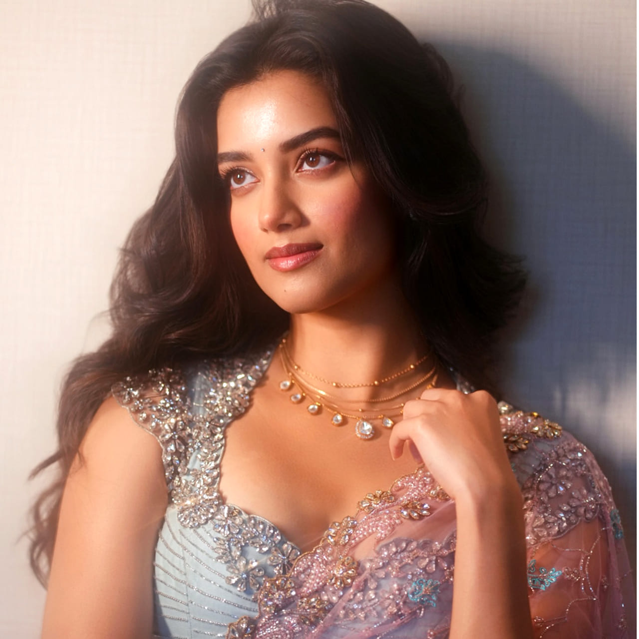 అందాల భామ భాగ్యశ్రీ బోర్సే.. ఇప్పుడు కుర్రాళ్ల కొత్త నేషనల్ క్రష్ ఈ ముద్దుగుమ్మ. ఆ మధ్య మాస్ మహరాజా రవితేజ సరసన మిస్టర్ బచ్చన్ సినిమాతో తెలుగు తెరకు పరిచయమైంది ఈ వయ్యారి భామ. భారీ అంచనాలు మధ్య విడుదలైన ఈ మూవీ డిజాస్టర్ అయ్యింది.