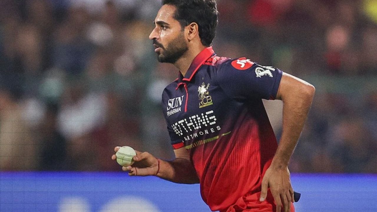 చహల్ తర్వాత ఈ జాబితాలో భువనేశ్వర్ కుమార్ రెండవ స్థానంలో ఉన్నాడు. సన్ రైజర్స్ హైదరాబాద్ తరపున ఆడుతున్న భువనేశ్వర్ కుమార్ 192 మ్యాచ్‌లలో 202 వికెట్లను సాధించాడు. స్వింగ్ బౌలింగ్ ద్వారా ఎంతోమంది బ్యాటర్లను తలదన్నిన భువనేశ్వర్ కుమార్ రెండవ స్థానంలో నిలవడం విశేషం.