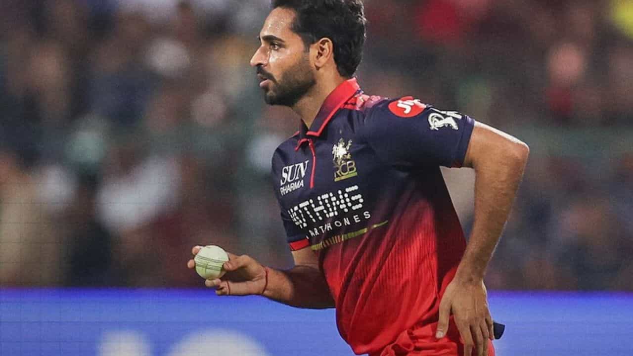 చహల్ తర్వాత ఈ జాబితాలో భువనేశ్వర్ కుమార్ రెండవ స్థానంలో ఉన్నాడు. సన్ రైజర్స్ హైదరాబాద్ తరపున ఆడుతున్న భువనేశ్వర్ కుమార్ 192 మ్యాచ్లలో 202 వికెట్లను సాధించాడు. స్వింగ్ బౌలింగ్ ద్వారా ఎంతోమంది బ్యాటర్లను తలదన్నిన భువనేశ్వర్ కుమార్ రెండవ స్థానంలో నిలవడం విశేషం.