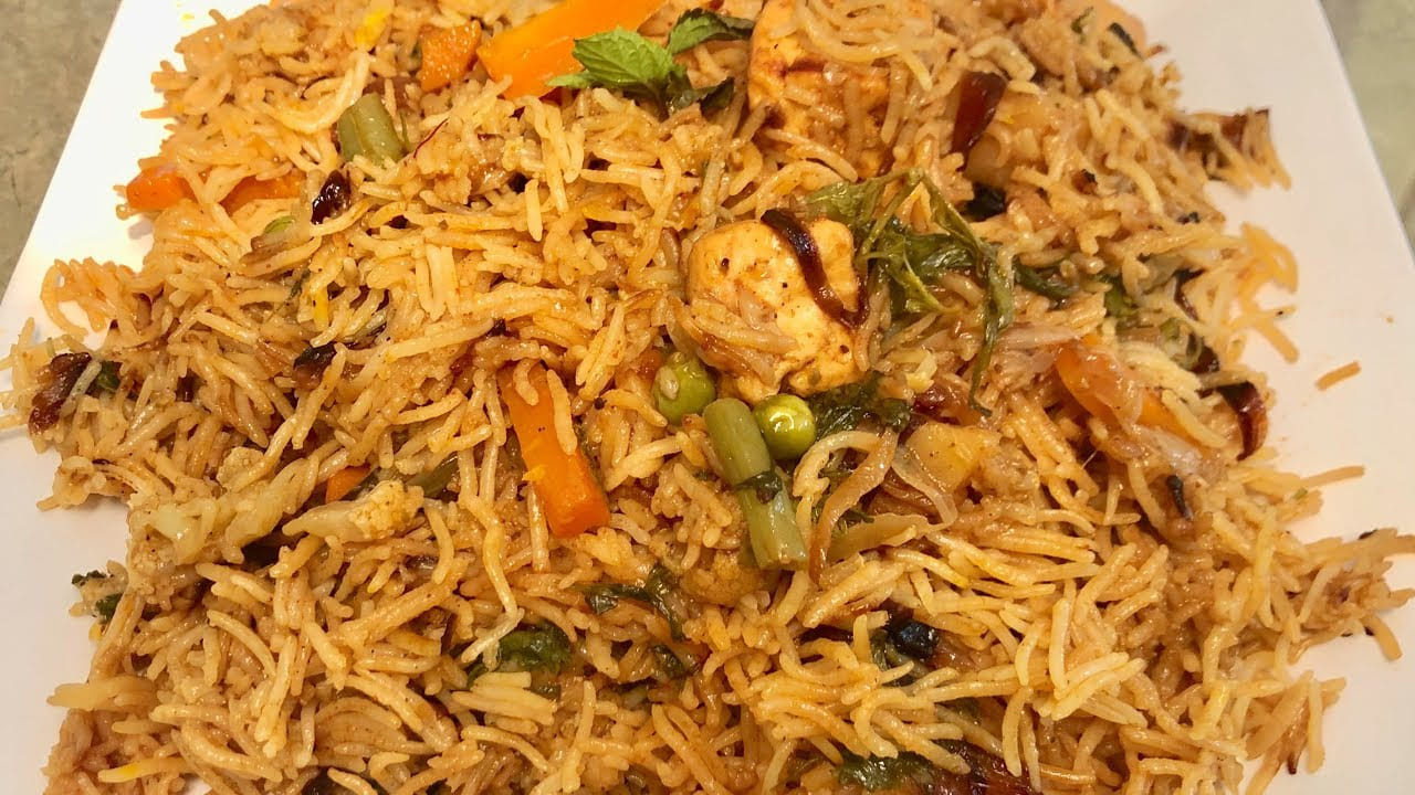 ఒక కప్పు బియ్యాన్ని తీసుకుని 10 నిమిషాల పాటు నానాబెట్టి పక్కన పెట్టుకోవాలి. ఆ తర్వాత కుక్కర్‌లో కొద్దిగా నూనె లేదా  నెయ్యి వేసి అది వేడయ్యాక దానిలో ఉల్లిపాయ ముక్కలు వేసి బంగారు రంగులోకి మారే వరకు వాటిని బాగా వేయించాలి.