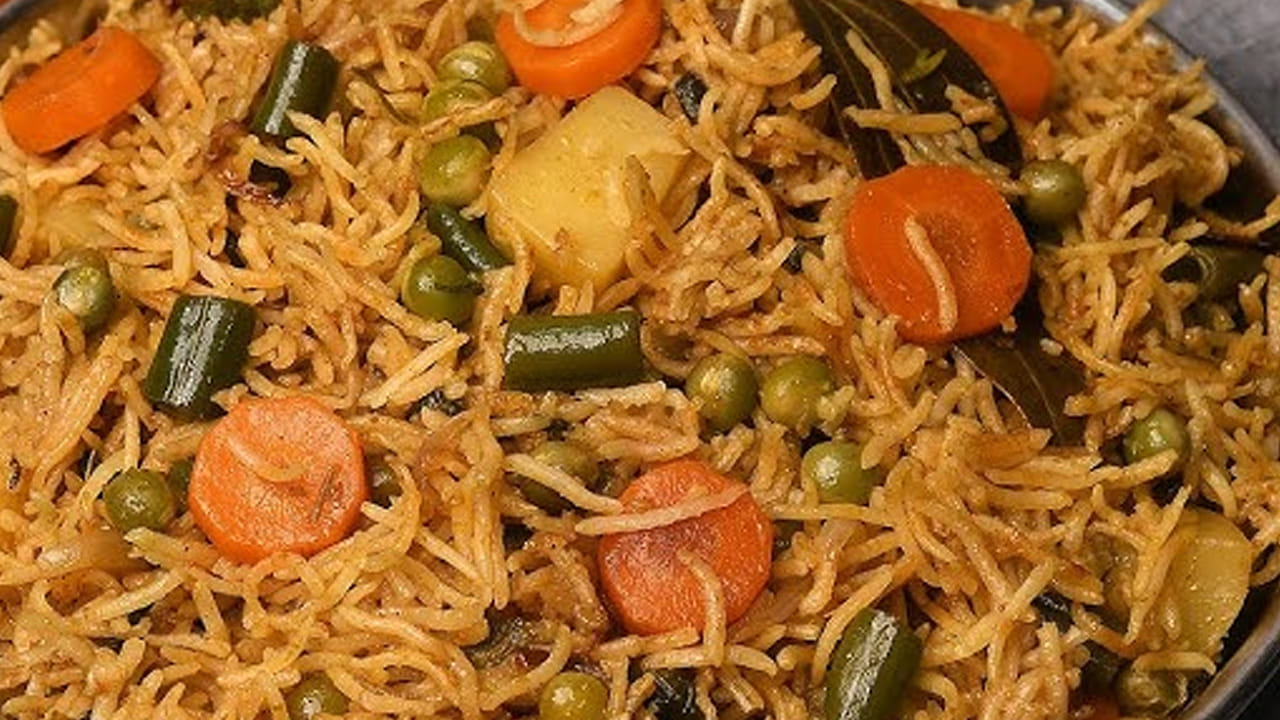 ఆ తర్వాత ఒక టేబుల్ స్పూన్ అల్లం వెల్లుల్లి పేస్ట్, రెండు పచ్చిమిర్చిని వేసి బాగా వేయించాలి. ఆ తర్వాత టమాటాలు కూడా వేసి మెత్తగా అయ్యేదాకా  స్టవ్ మీదే ఉంచి బాగా ఉడికించాలి.