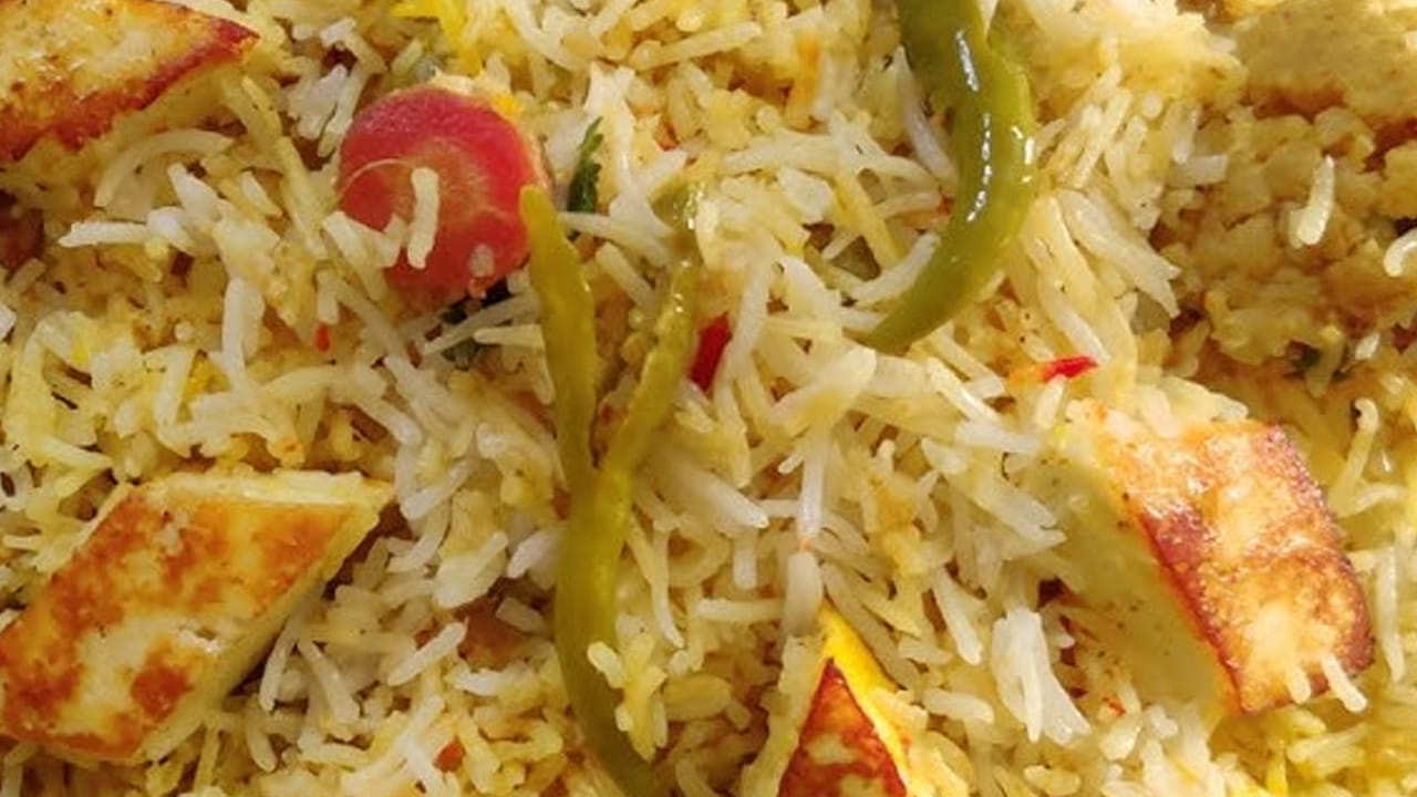 
 ఒక టేబుల్ స్పూన్ పొడి, అర టేబుల్ స్పూన్ పసుపు,   బిర్యానీ మసాలా పొడి ,  రుచికి తగినంతా ఉప్పు వేసి బాగా కలపాలి. ఆ తర్వాత పుదీనా, కొత్తిమీర ఆకులు వేసి నానబెట్టిన బియ్యంలో వేపాలి.