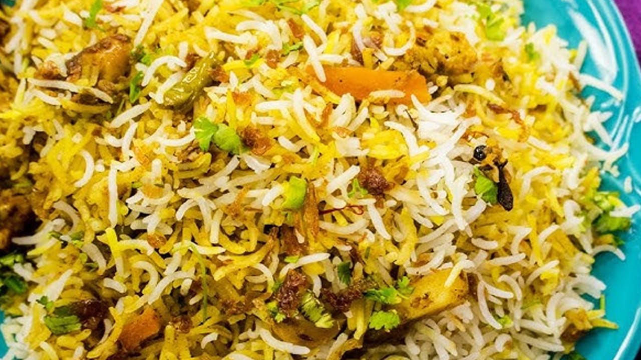 ఇక ఇప్పుడు మూడు గ్లాస్ ల మంచి నీళ్ళు పోసి కుక్కర్ మూత పెట్టి 4 విజిల్స్ వచ్చే వరకు ఉడికించాలి. విజిల్స్ వచ్చాక ఆఫ్ చేసి 15 నిమిషాల పాటు ఉంచి దించేయాలి.
