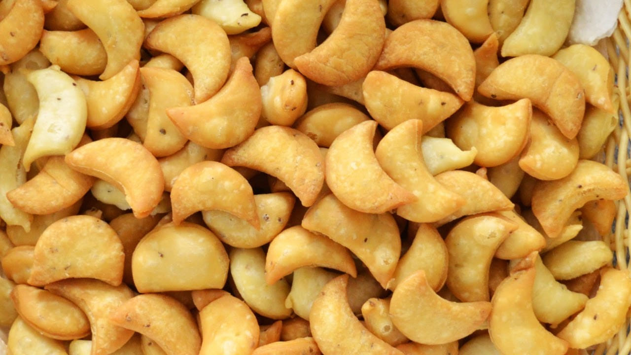 చాలామందికి ఓవెన్ లేదని బేకింగ్‌కు దూరంగా ఉంటారు. ప్లేట్‌కి కొంచెం నెయ్యి రాసి, బిస్కెట్లను దూరం దూరంగా అమర్చి 20 నిమిషాల పాటు లో-ఫ్లేమ్‌లో బేక్ చేస్తే చాలు. గిన్నె మూత పెట్టి బేక్ చేస్తున్నప్పుడు వచ్చే ఆ కమ్మని నెయ్యి వాసన ఇల్లంతా నిండిపోతుంది. ఓవెన్‌లో చేసే బిస్కెట్ల కంటే ఇలా సహజంగా గిన్నెలో చేసే బిస్కెట్ల రుచి ఎంతో బాగుంటుంది. ఇది ఒక సులభమైన పద్ధతి.