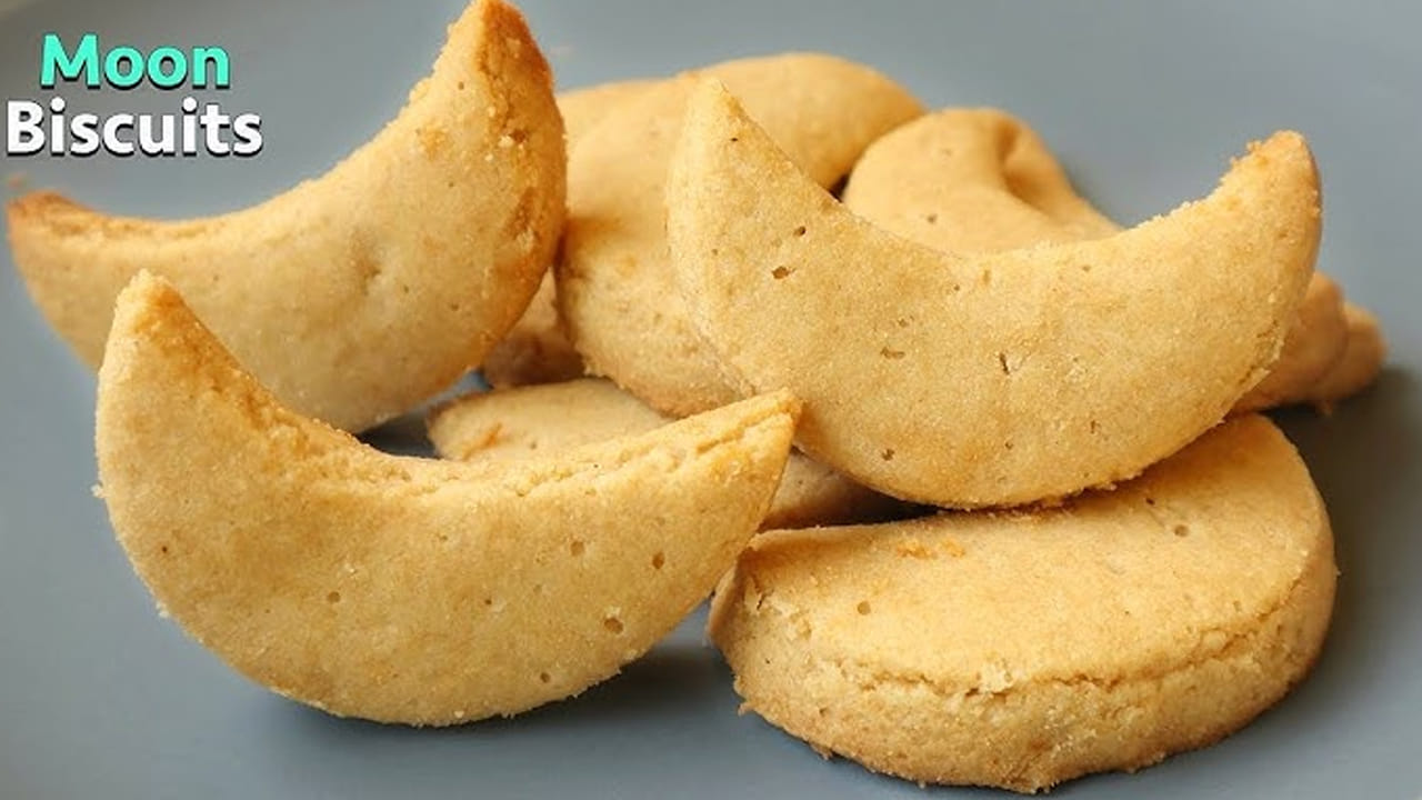 చందమామ బిస్కెట్లకు అసలైన రుచిని ఇచ్చేది నెయ్యి. ఇక్కడ ఒక చిన్న చిట్కా ఏంటంటే, నెయ్యిని కరిగించి వేయకూడదు, రూమ్ టెంపరేచర్‌లో ఉన్న గడ్డ నెయ్యిని మాత్రమే వాడాలి. అప్పుడే బిస్కెట్లు నోట్లో వేసుకోగానే కరిగిపోతాయి. నీళ్లు లేదా పాలు అస్సలు వాడకుండా కేవలం నెయ్యితోనే ఈ పిండిని కలపాలి. పిండిని రెండు మూడు నిమిషాల పాటు బాగా ఒత్తుతూ కలిపితే అది వెన్నలా సాఫ్ట్‌గా మారుతుంది. ఈ పిండిని చూస్తుంటేనే బిస్కెట్లు ఎంత రుచిగా వస్తాయో అర్థమైపోతుంది.