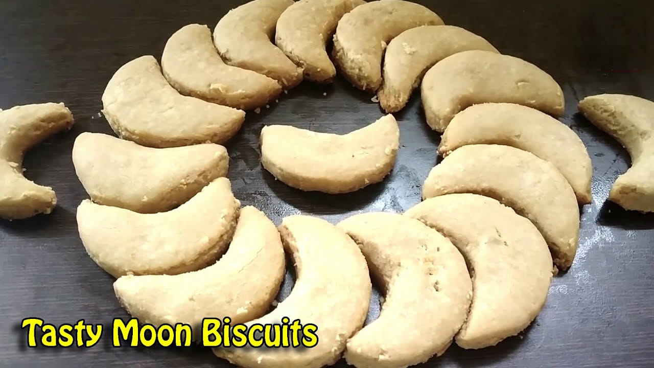 పిండిని ఒక ప్లేట్‌లో సమానంగా పరుచుకుని, ఒక చిన్న స్టీల్ గ్లాస్ లేదా మూతతో ఇలా హాఫ్ మూన్ షేప్‌లో కట్ చేసుకోవాలి. ఇది చూస్తుంటే ఒక చిన్నపాటి ఆర్ట్‌లా అనిపిస్తుంది. పిల్లలతో కలిసి ఇలా బిస్కెట్లు కట్ చేస్తే వారు కూడా ఎంతో సరదాగా ఫీలవుతారు. షేప్స్ పర్ఫెక్ట్‌గా రావడానికి పిండి మందం కనీసం అర అంగుళం ఉండేలా చూసుకోవాలి. మనం చిన్నప్పుడు బేకరీలో చూసిన ఆ ముద్దు ముద్దు చందమామలు మన ఇంట్లోనే సిద్ధమవుతుంటే ఆ ఆనందమే వేరు.