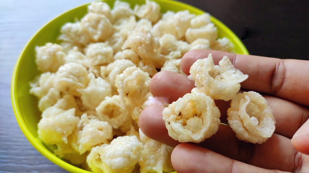 ఫ్యాన్ కింద వడియాలు పెట్టుకోవడం: ప్లాస్టిక్ కవర్ మీద చిన్న చిన్న వడియాలు పెడుతున్నట్లు గమనించవచ్చు. దీనికి డాబా పైకి వెళ్లి ఎండలో గంటల తరబడి కష్టపడాల్సిన అవసరం లేదు. ఇంట్లోనే హాయిగా కూర్చుని ఫ్యాన్ గాలి కింద వీటిని పెట్టుకోవచ్చు. అపార్ట్‌మెంట్లలో నివసించే వారికి మరియు ఎండ తక్కువగా ఉండేవారికి ఇది ఒక గొప్ప వరం లాంటి చిట్కా. పిల్లలు కూడా సరదాగా ఈ పనిలో మీకు సహాయం చేయవచ్చు.
