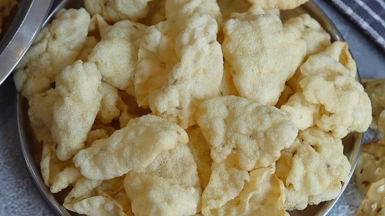 వేయించిన కరకరలాడే వడియాలు: చివరగా నూనెలో వేయించిన తెల్లటి వడియాలు నోరూరిస్తున్నాయి. ఇవి నూనెలో వేయగానే రెట్టింపు సైజులో ఉబ్బుతాయి. కరకరలాడుతూ పిల్లల నుండి పెద్దల వరకు అందరూ ఇష్టంగా తింటారు. సాంబార్ అన్నం లేదా పప్పు అన్నంలోకి నంజుకోవడానికి ఇవి పర్ఫెక్ట్ కాంబినేషన్. బయట కొనే చిప్స్ కంటే ఇంట్లో చేసుకునే ఈ స్వచ్ఛమైన వడియాలు ఆరోగ్యానికి ఎంతో మేలు చేస్తాయి. ఈ వేసవిలో మీరు కూడా తప్పక ప్రయత్నించండి!