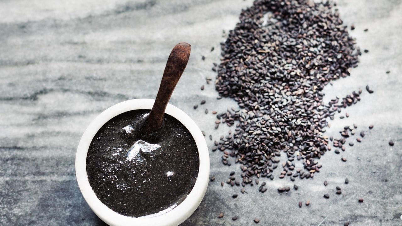 మీరు జుట్టు రాలే సమస్యతో బాధపడుతుంటే, ఈ విత్తనాలను మీ రోజువారీ ఆహారంలో చేర్చుకోండి. ఇవి తక్కువ ధరలో లభించడమే కాకుండా సహజంగా జుట్టును ఆరోగ్యంగా ఉంచుతాయి. ఆరోగ్యకరమైన జీవనశైలి, సమతుల్య ఆహారంతో పాటు ఈ గింజలను తీసుకోవడం వల్ల మీ జుట్టు దృఢంగా, ఒత్తుగా, కాంతివంతంగా మారుతుంది.