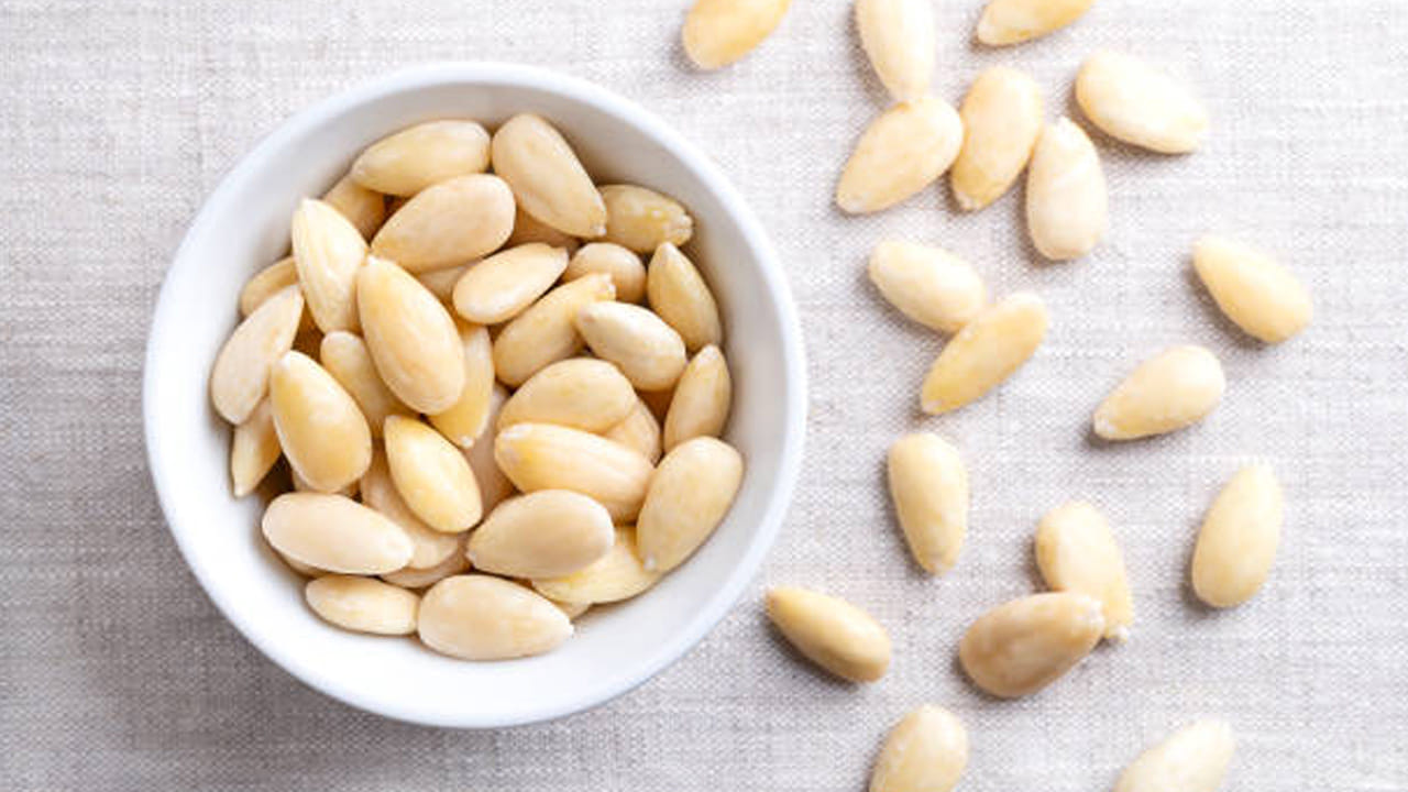 మెరుగైన జీర్ణక్రియ: బాదం పొట్టులో ఉండే టానిన్లు జీర్ణక్రియకు ఆటంకం కలిగిస్తాయి. ఉడకబెట్టిన బాదం పొట్టు లేకుండా ఉండటం వల్ల కడుపులో ఎటువంటి అసౌకర్యం కలగకుండా త్వరగా జీర్ణమవుతాయి. చిన్నపిల్లలు, వృద్ధులకు ఇది ఉత్తమమైన పద్ధతి. ఉడకబెట్టిన బాదం పప్పులు జీర్ణం కావడానికి చాలా సులభంగా ఉంటాయి, ముఖ్యంగా జీర్ణక్రియ సమస్యలు ఉన్నవారికి ఇది ఎంతో మేలు చేస్తుంది.