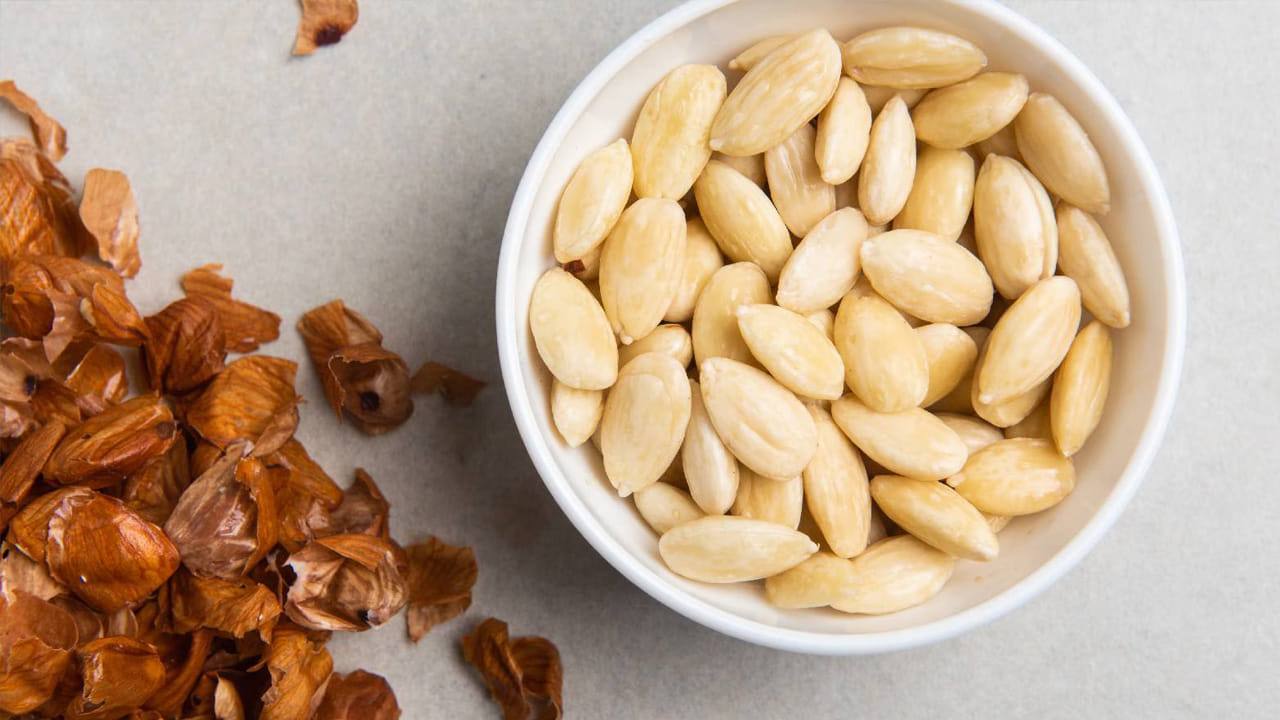 పోషకాల శోషణ: పొట్టు తీసిన బాదం తినడం వల్ల అందులోని విటమిన్ E, మెగ్నీషియం, ఆరోగ్యకరమైన కొవ్వులను శరీరం త్వరగా గ్రహిస్తుంది. ఇది గుండె ఆరోగ్యానికి, రక్తపోటు నియంత్రణకు సహాయపడుతుంది. ఉడకబెట్టిన బాదంలోని యాంటీ ఆక్సిడెంట్స్ గుణాలు పెరుగుతాయని, ఇది చర్మం, జుట్టు ఆరోగ్యానికి కూడా ఎంతో తోడ్పడుతుందని నిపుణులు చెబుతున్నారు. 