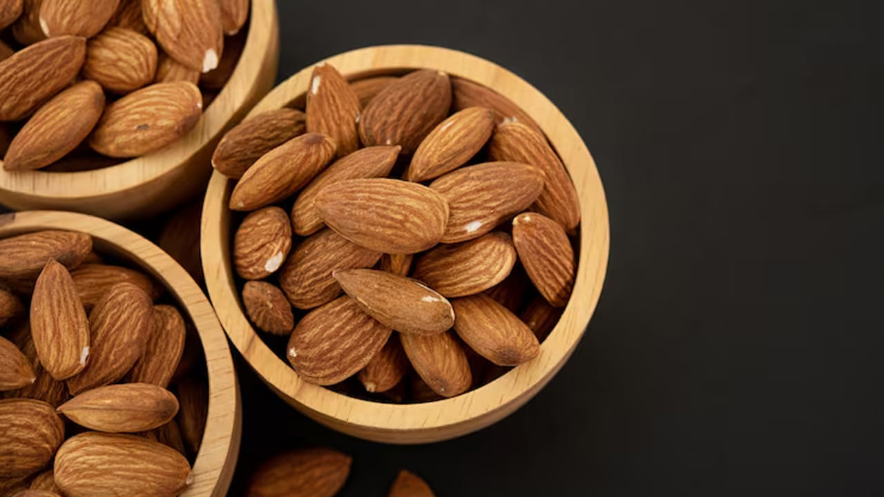 బ్లాంచ్డ్ బాదం అంటే ఏమిటి?: బాదం పప్పులను కొద్దిసేపు వేడి నీటిలో ఉడకబెట్టి, వాటి పొట్టును తొలగించడాన్నే బ్లాంచింగ్ అంటారు. ఈ పద్ధతి వల్ల బాదం పప్పులు మెత్తగా మారి, తినడానికి రుచిగా ఉంటాయి. బాదం పప్పులను ఉడకబెట్టడం వల్ల వాటిపై ఉండే పొట్టు సులభంగా విడిపోతుంది. ఈ పొట్టులో ఉండే టానిన్ అనే పదార్థం శరీరానికి పోషకాలు అందకుండా అడ్డుకుంటుంది. కాబట్టి బ్లాంచ్ చేసిన బాదం తినడం వల్ల శరీరానికి పూర్తిస్థాయిలో విటమిన్లు, ప్రోటీన్లు అందుతాయి. ప్రధాన ప్రయోజనాలు: