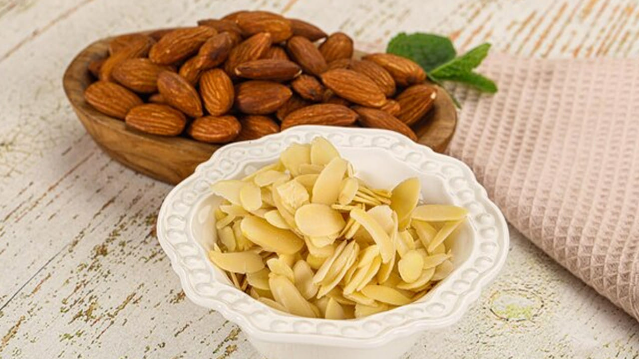 వంటల్లో వినియోగం: బ్లాంచ్ చేసిన బాదంను మిక్సీ పట్టి బాదం పాలు లేదా స్వీట్లలో వాడటం వల్ల వంటకానికి మంచి రంగు, క్రీమీ టెక్స్చర్ వస్తుంది. నానబెట్టిన బాదం కంటే ఉడకబెట్టిన బాదం తింటే బాదంలోని అసలైన శక్తి శరీరానికి అందుతుందని నిపుణులు సూచిస్తున్నారు. మీరు బరువు తగ్గాలనుకున్నా లేదా మెదడు చురుగ్గా ఉండాలన్నా, ఈ పద్ధతిని ప్రయత్నించి చూడండి.