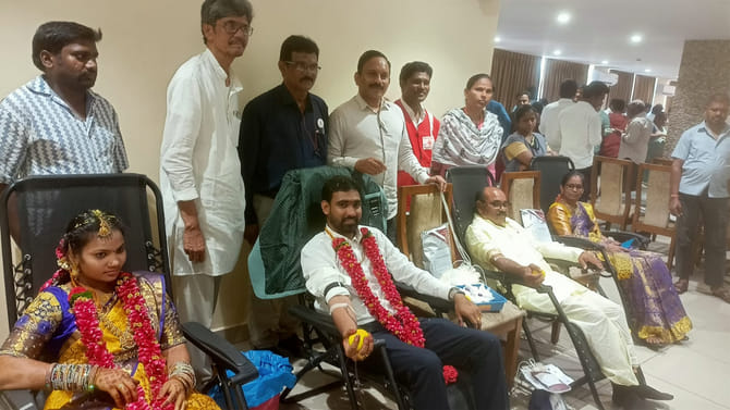 భలే పెళ్లి.. బాజా భజంత్రీల మధ్య వధూవరుల బ్లడ్ డొనేషన్!