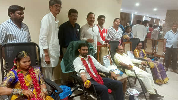 Unique Wedding: బాజా భజంత్రీల మధ్య వధూవరుల బ్లడ్ డొనేషన్.. అభినందనలతో మోగిపోయిన పెళ్లి పందిరి!