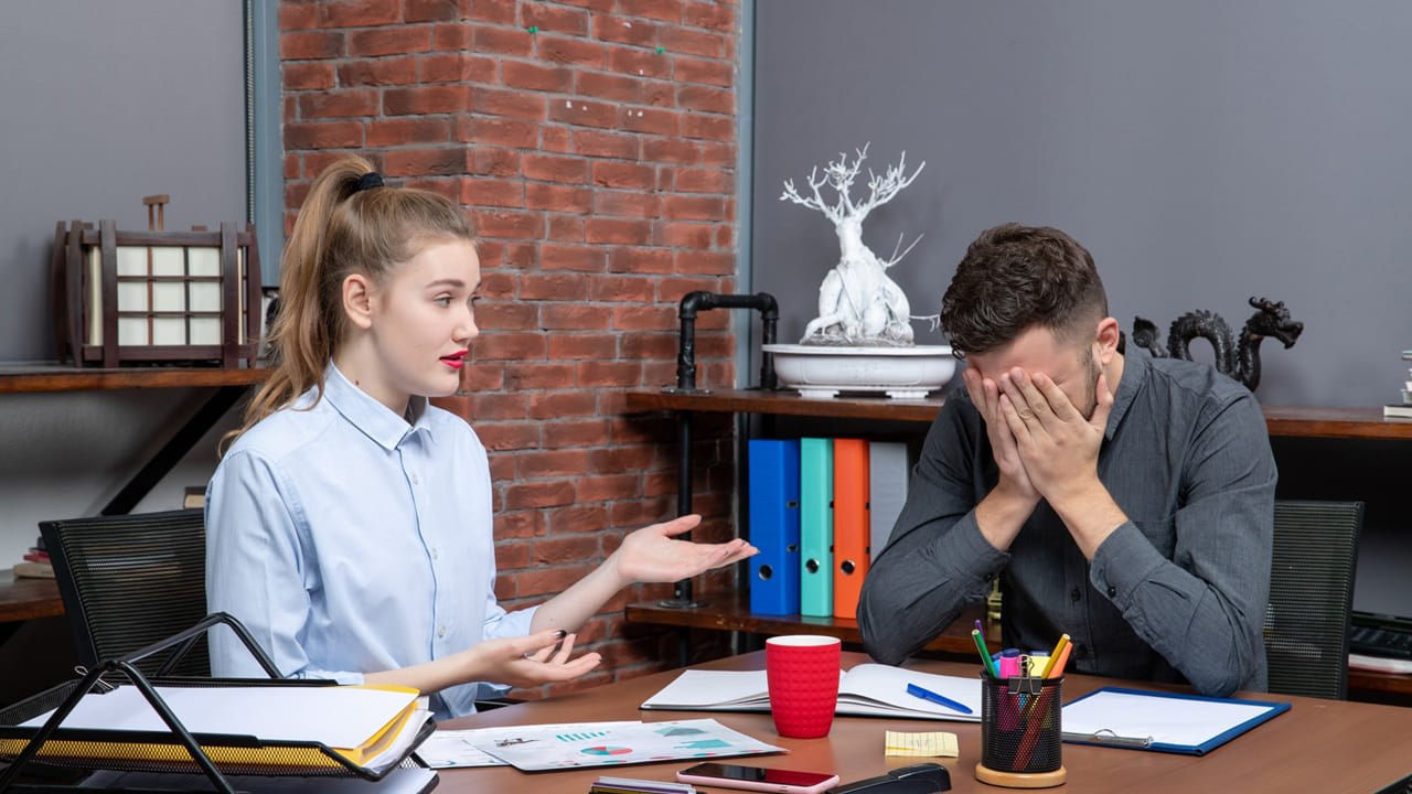 బాడీ లాంగ్వేజ్ ప్రభావం: అబద్ధం చెప్పేటప్పుడు శరీర భాషలో స్పష్టమైన మార్పులు వస్తాయి. కొందరు పదే పదే ముక్కును తాకడం లేదా గోకడం చేస్తుంటారు. దీనినే శాస్త్రీయ పరిభాషలో పినోచియో ఎఫెక్ట్ అని కూడా అంటుంటారు. అలాగే చేతులు కట్టుకోవడం లేదా అనవసరమైన చేష్టలు చేయడం ద్వారా వారు తమ ఆందోళనను బయటపెట్టేస్తుంటారు.
