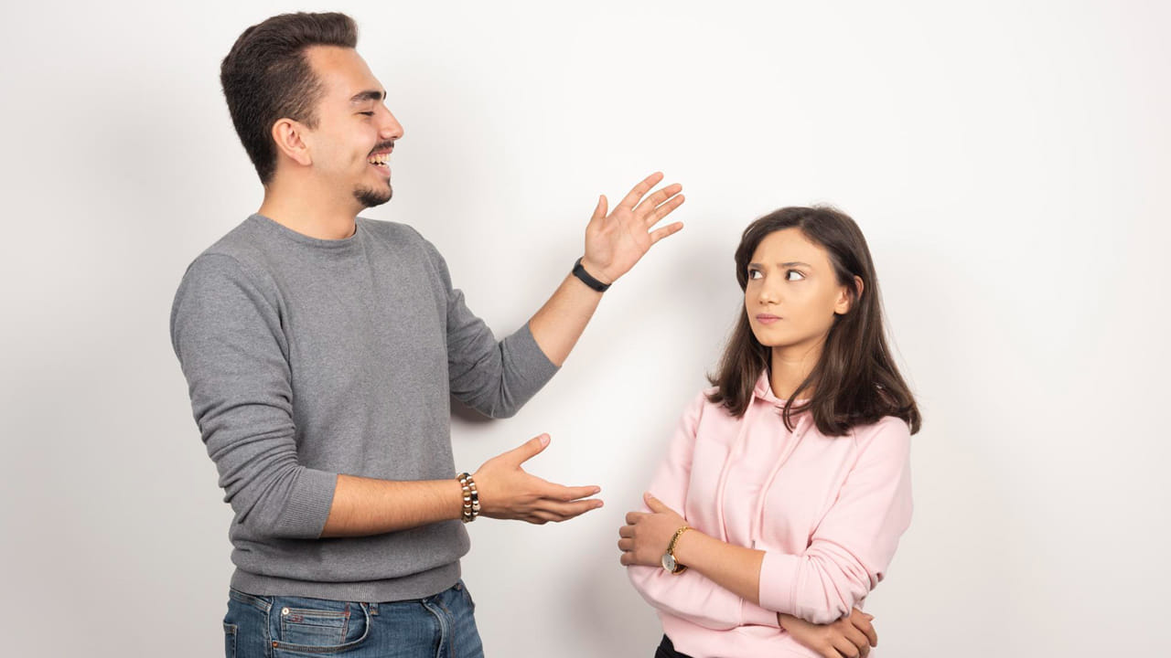 మాట తీరులో తడబాటు: ఏమి చెప్పాలో ఆలోచించే క్రమంలో అబద్ధం చెప్పే వ్యక్తి మాటల్లో తడబాటు కనిపిస్తుంది. కొందరు చాలా నెమ్మదిగా పదాలను వెతుక్కుంటూ మాట్లాడుతుంటే, మరికొందరు ఆందోళనలో చాలా వేగంగా మాట్లాడి ఆ విషయాన్ని ముగించాలని చూస్తారు.
