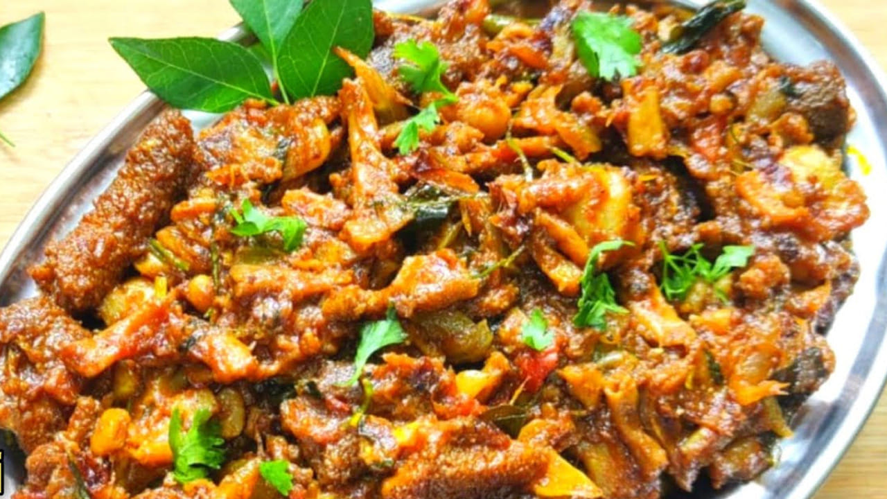 తయారీ విధానం : ముందుగా బోటీ తీసుకోవాలి. దానిని ఒక  బౌల్‌లో వేసి నీళ్లు, ఉప్పు, పసుపు, కొంచెం నిమ్మ రసం వేసి బాగా ఉడకబెట్టాలి. తర్వాత అది ఉడికిన తర్వాత మరిగే నీటిలో ఈ ఉడికిన బోటీని వేసి శుభ్రం చేసుకోవాలి. దీని వలన బోటీ ఎలాంటి స్మెల్ రాకుండా , శుభ్రంగా ఉంటుంది.