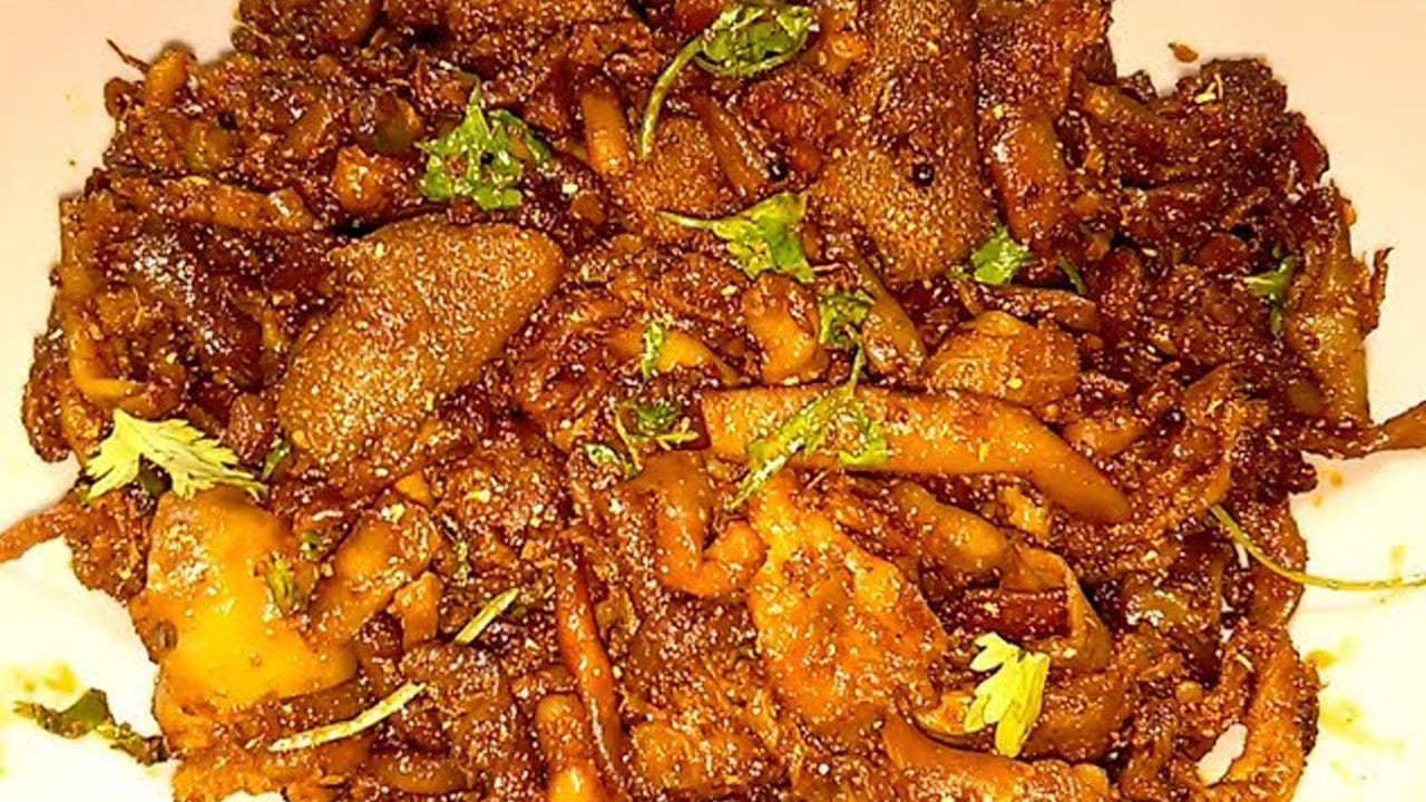 ఇప్పుడు ఎండు మిర్చి, ధనియాలు, దాల్చిన చెక్క, మూడు మిరియాలు వేసి, మంచిగా గ్రైండ్ చేసుకోవాలి. ఈ పౌడర్ పక్కన పెట్టుకోవాలి. ఇప్పుడు బోటీ ఫ్రై తయారు చేసుకోవాలి. దీని కోసం ఒక బౌల్ తీసుకొని అందులో బోటీ వేసి, కారం ఉప్పు, అల్లం వెల్లులి వేసి మంచిగా కలుపుకోవాలి.