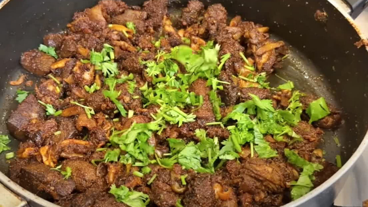 ఇప్పుడు స్టవ్ ఆన్ చేసి, పాన్ పెట్టి, అందులో రెండు పావుల నూనె పోసుకోవాలి. ఇప్పుడు ఇందులో ఆనియన్స్, అల్లం వెల్లుల్లి పేస్ట్, పచ్చి మిర్చి వేసి మంచిగా బంగారు రంగు వచ్చే వరకు వేయించుకోవాలి. ఇందులోనే మనం మిక్సీ పట్టుకున్న ఎండు మిర్చి పౌడర్ వేసి బాగా నూనెలో వేయించుకోవాలి. పచ్చి వాసన పోయి, మంచి స్మెల్ వచ్చే వరకు కలపాలి.