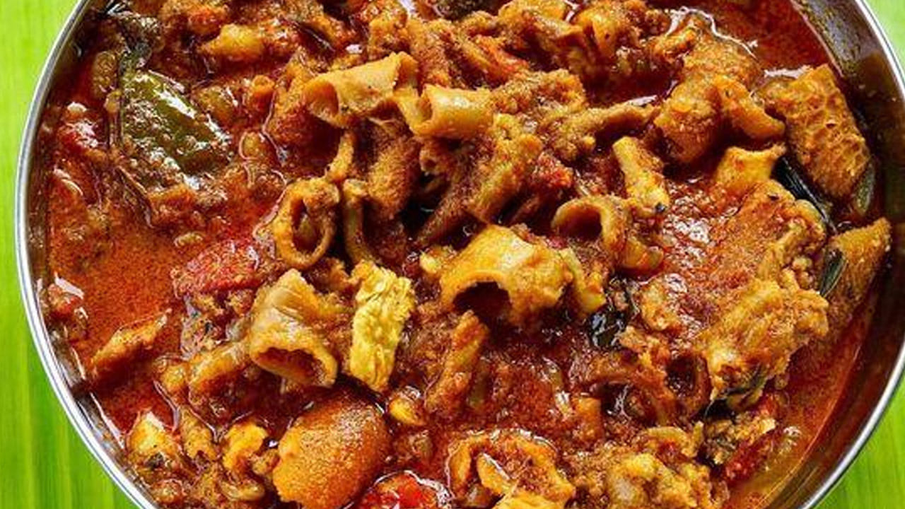 తర్వాత ఇందులో మనం ముందుగా కలిపి పెట్టుకున్న బోటీ వేసి మంచిగా కలుపుకోవాలి. ఇది మంచిగా కలుపుతూ ఫ్రై చేసుకోవాలి. ఒక పదినిమిషాల తర్వాత ఇందులో కారం, ఉప్పు, గరం మసాలా వేసుకోవాలి. మరో పదినిమిషాల పాటు మంచిగా కలుపుతూ ఫ్రై చేసుకోవాలి. చివరగా కొత్తిమీర వేసి రెండు నిమిషాల పాటు స్టవ్ పై ఉండనివ్వాలి. అంతే టేస్టీ టేస్టీ ఎండు మిర్చి బోటీ ఫ్రై రెడీ.