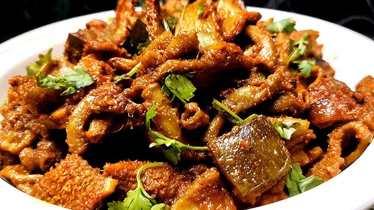 బోటీ ఫ్రై చేయడానికి కావాల్సిన పదార్థాలు : బోటీ అర కేజీ, ఎండు మిర్చీ, అల్లం వెల్లుల్లి పేస్ట్, కొబ్బరి పొడి వన్ టీ స్పూన్, కారం టూ టీ స్పూన్స్, గరం మసాలా, ధనియాల పొడి, ఉప్పు, కొత్తిమీర, పూదీనా.