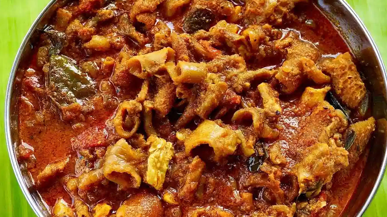 
అల్లం వెల్లుల్లి పేస్ట్ తో ఇలా చేయండి :  మీరు ముందుగా బోటికి అల్లం-వెల్లుల్లి పేస్ట్ కూడా బాగా పట్టిస్తే నీచు వాసన మొత్తం పోతోంది ఆలాగే   మటన్ మాంసపు వాసన కూడా పోతోంది. ఇలా చేయడం వలన కూర కూడా తొందరగా ఉడుకుతుంది. అలాగే తినేటప్పుడు వాసన అస్సలు రాదు. ముద్ద ముద్ద ఆస్వాదిస్తూ తింటారు. ఇలా చేసి తింటే అస్సలు వదిలిపెట్టరు. ఇక నాన్ వెజ్ లవర్స్ అయితే, రెండు ప్లేట్స్  పక్కా లాగిస్తారు.
