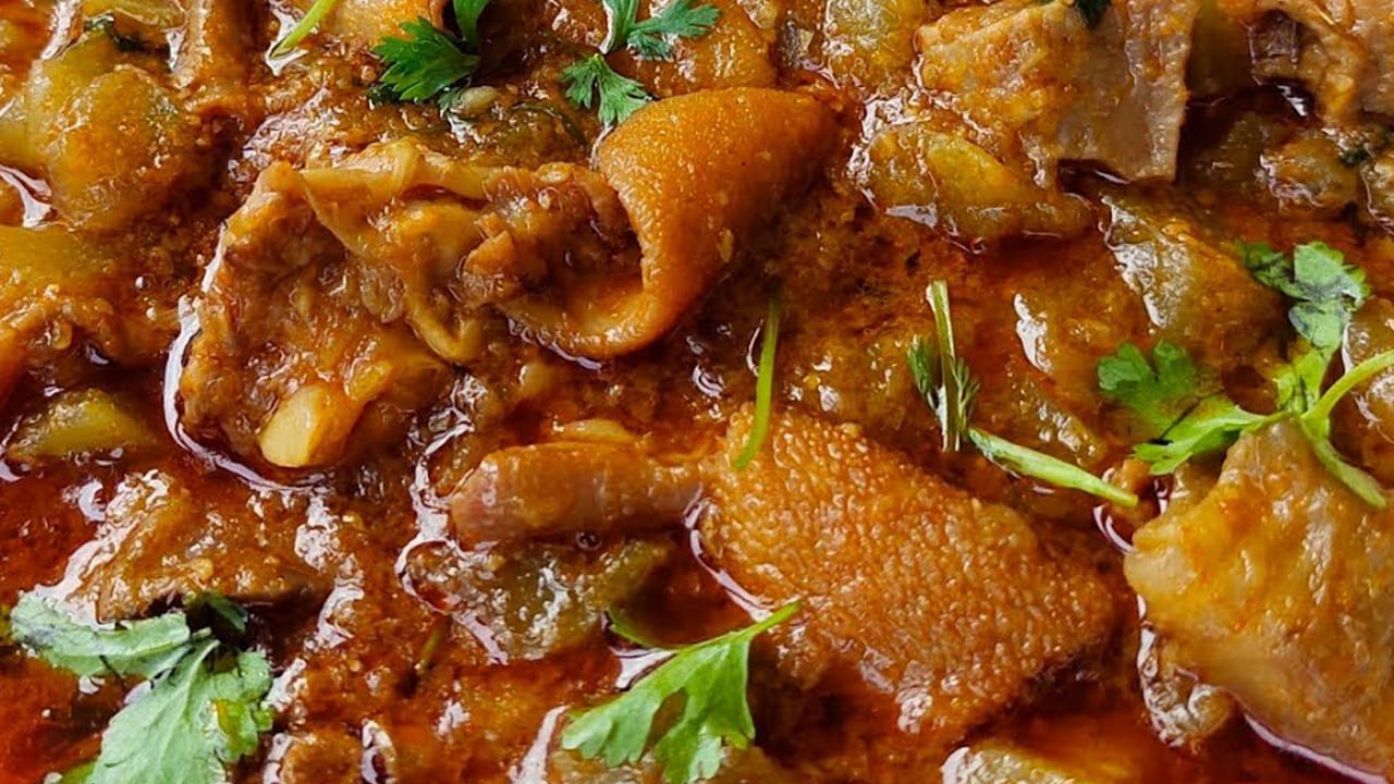 సాధారణంగా మటన్ బోటి నీచు వాసన వస్తుంది ఇది మందరికి తెలిసిన విషయమే. అయితే, ఈ కర్రీ చేసేటప్పుడు  నీచు వాసన రాకుండా ఉండాలంటే వీటిని తెలుసుకుని తప్పక పాటించాలి. మరి, అస్సలు చేయకుండా వీటికి సంబంధించిన నేచురల్ చిట్కాలను ఇక్కడ తెలుసుకుని కూర చక చకా వండేద్దాం.. అలాగే, వీటిలో ఏవేం వేస్తారో ఇక్కడ చదివి తెలుసుకుందాం..