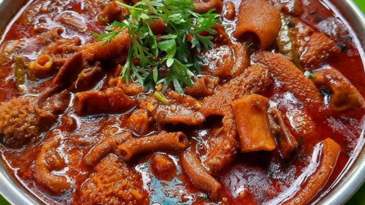 నిమ్మరసం వేసి ఈ విధంగా నానబెట్టుకోవాలి :  మటన్ బోటి ఒకటికి రెండు సార్లు కడిగిన తర్వాత  దానిలో నిమ్మరసం లేదా కొద్దిగా వెనిగర్ వేసి కనీసం 20 నిమిషాల పాటు నానబెట్టాలి. ఈ విధంగా చేస్తే బోటి కూర నీచు వాసన రాకుండా ఉంటుంది. తినే టప్పుడు కూడా తినేకొద్ది తినాలనిపిస్తోంది 
