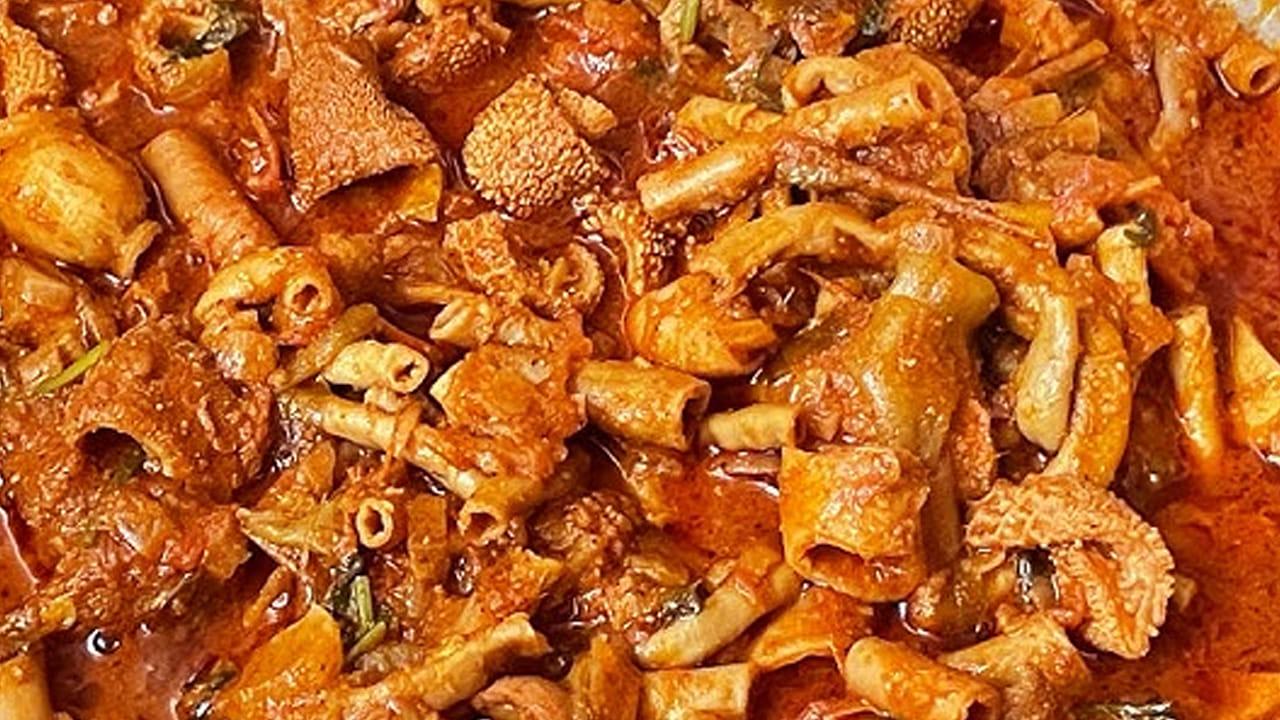 అలాగే, కట్ చేసిన ఉల్లిపాయలు బంగారు కలర్లోకి మారే వరకు వాటిని బాగా వేయించాలి.  ఉల్లిపాయ వాసన  వీటికి తగిలితే  బోటి రుచి ఇంకాస్త పెరుగుతుంది. ఇంకా జీలకర్ర, ధనియాలు,  కారం కూడా సరైన కొలతలతో వేయాలి. వీటిని నూనెలో బాగా వేయించాలి. ఇలా చేస్తే వాసనకే నోరూరిపోతోంది. ఈ కూరను కుక్కర్లో చేస్తే మంచిది. బోటి మంచిగా ఉడుకుతుంది తినడానికి కూడా టేస్టీగా ఉంటుంది