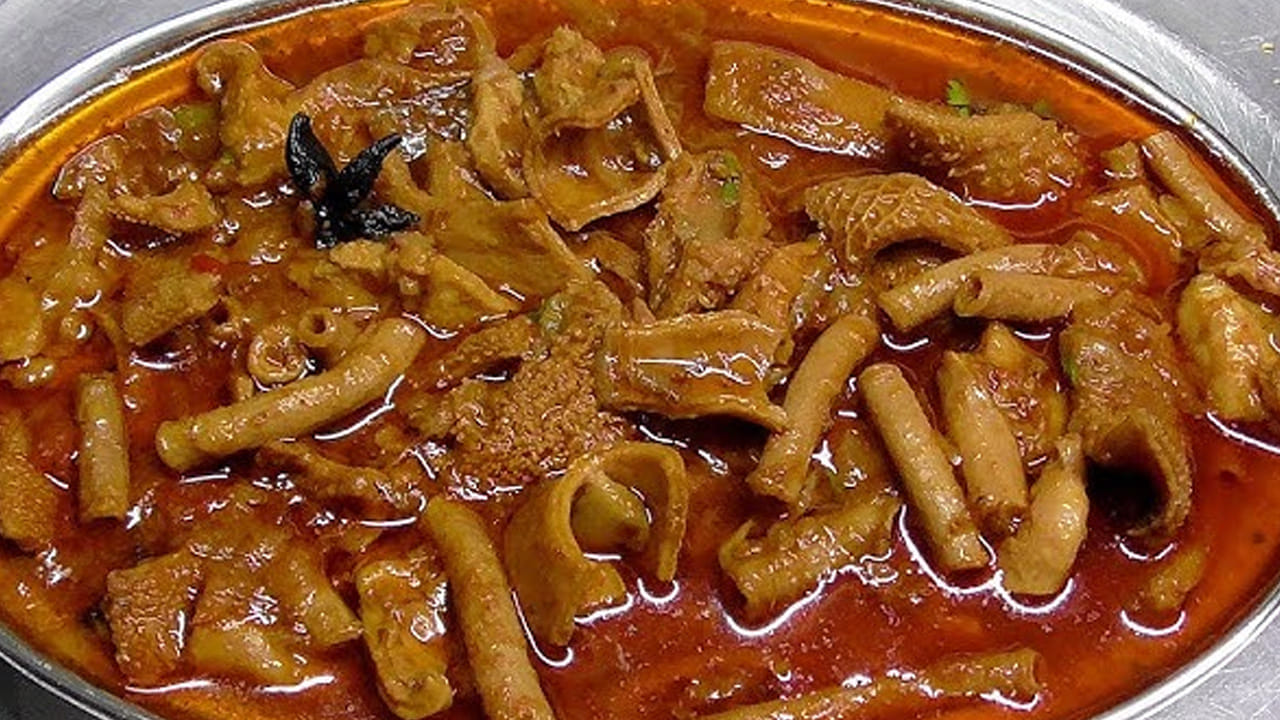 ముందుగా మటన్ షాప్ నుంచి తెచ్చిన బోటి మంచిదో కాదో ఒకటి మూడు సార్లు చెక్ చేసుకోండి ఎందుకంటే, ఈ మధ్య కల్తీ మాంసం కూడా కలుస్తుంది. ఇది మాత్రం అస్సలు మార్చిపోకండి. అలాగే, బోటిని సరైన విధంగా శుభ్రపరచడం, మారినేషన్ చేయడం ముఖ్యమని తెలుసుకోండి. దీనిని తీసుకుని గోరువెచ్చని నీటితో  బాగా కడగాలి. ఆ తర్వాత దానిలో కొద్దిగా ఉప్పు కూడా వేసి బాగా రుద్ది పక్కన పెట్టుకోవాలి. 