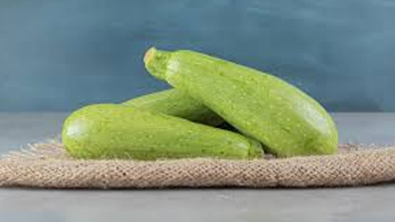 సొరకాయ రసాన్ని కొద్దిగా నువ్వుల నూనెతో కలిపి తలకు పట్టించడం వల్ల ప్రశాంతమైన నిద్ర పడుతుందని నిపుణులు చెబుతున్నారు. శరీరంలోని టాక్సిన్స్‌ను (వ్యర్థాలను) బయటకు పంపడం వల్ల చర్మం కాంతివంతంగా మారుతుంది. ముఖంపై వచ్చే మొటిమలు, మచ్చలను తగ్గించడంలో కూడా ఇది దోహదపడుతుంది.