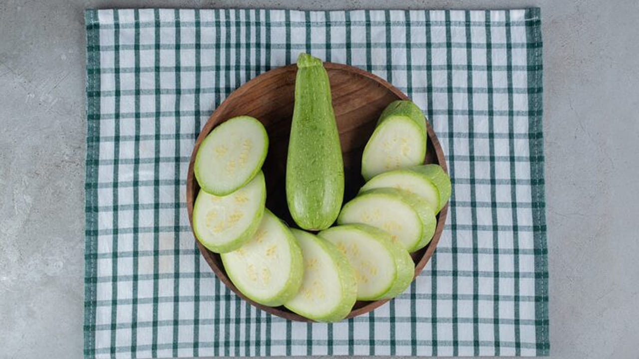 నిపుణుల ప్రకారం.. సొరకాయ కేవలం ఒక సాధారణ కూరగాయ మాత్రమే కాదు, అద్భుతమైన ఔషధాల గని. ఇందులో నీటి శాతం ఎక్కువగా ఉండటం వల్ల వేసవిలో శరీరానికి చలువనిస్తుంది. ముఖ్యంగా బరువు తగ్గాలనుకునే వారికి, మధుమేహం (Diabetes) ఉన్నవారికి సొరకాయ ఒక గొప్ప వరమని చెప్పవచ్చు.