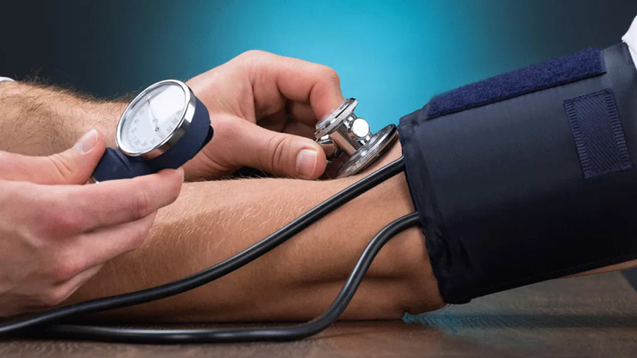 అంతే కాకుండా ఇది గుండెపై కూడా తీవ్ర ప్రభావం చూపుతుందని చెబుతున్నారు ఆరోగ్య నిపుణులు. కొన్ని సార్లు ఈ బీపీ సమస్య అధికం అయినప్పుడు ,అధిక రక్తపోటు వలన గుండెకు రక్త సరఫరా సరిగ్గా జరగక గుండెపోటు కూడా వచ్చే ఛాన్స్ ఉంటుంది. వయసుతో సంబంధం లేకుండా హైబీపీ వలన ఇలాంటి సమస్య తలెత్తే ప్రమాదం ఉంది. అందుకే అధిక రక్తపోటు విషయంలో తగు జాగ్రత్తలు తీసుకోవాలి.