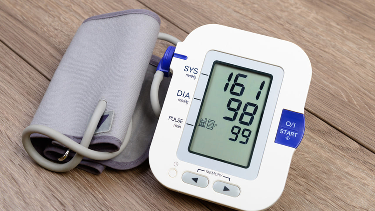 అంతే కాకుండా ఈ అధిక రక్తపోటు మూత్రపిండాలు, కళ్లపై ప్రభావం కూడా చూపుతుంది. అందుకోసమే హైబీపీ ఉన్నప్పుడు తగు జాగ్రత్తలు తీసుకోవాలి. ముఖ్యంగా మీకు బీపీ 170, 200 దాటినప్పుడే తప్పకుండా వైద్యుడిని సంప్రదించాలి. సమయానికి వైద్యం తీసుకొని, ఎప్పుడూ ప్రశాంతంగా ఉండేలా చూసుకోవాలి.  సరైన సమయంలో చికిత్స తీసుకుంటే మీ ప్రాణాన్ని మీరు కాపాడుకోగలరు. నోట్ : పై సమాచారం కేవలం ఇంటర్నెట్ ఆధారంగా మాత్రమే ఇవ్వడం జరిగింది. టీవీ9 తెలుగు దీనిని ధృవీకరించలేదు.