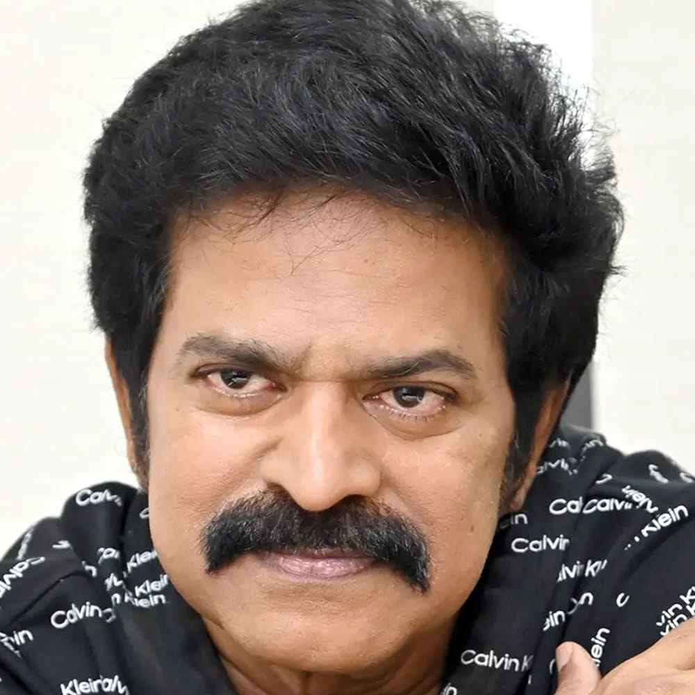 బ్రహ్మజీ వివరించిన దాని ప్రకారం, కృష్ణవంశీ తన కెరీర్ ప్రారంభ దశలో తీవ్ర ఆర్థిక ఇబ్బందులను ఎదుర్కొన్నారు. ఆ సమయంలో, తాను కూడా కష్టాల్లో ఉన్నప్పటికీ, తనకు ఇంటి నుంచి వచ్చిన డబ్బుతో వంశీకి సహాయం చేయాలనుకున్నాడు. కృష్ణవంశీ బాగా చదువుకున్న వ్యక్తి. ఎంఏ పూర్తి చేశార. కానీ దర్శకుడు అవ్వాలనే లక్ష్యంతో ఇండస్ట్రీకి వచ్చారు. అయితే, ఆయనకు తినడానికి కూడా డబ్బుల్లేవు. అప్పటికి అన్నం తిని మూడు రోజులు అవుతుంది. ఆ రోజు రాత్రి 8:30 గంటల సమయంలో, పాండీ బజార్‌లోని సుప్రియా మెస్‌లో మంత్లీ టికెట్ ఉన్న బ్రహ్మజీ, పాత పరిచయంతో కనిపించిన వంశీని కూడా భోజనానికి ఆహ్వానించారు. 
