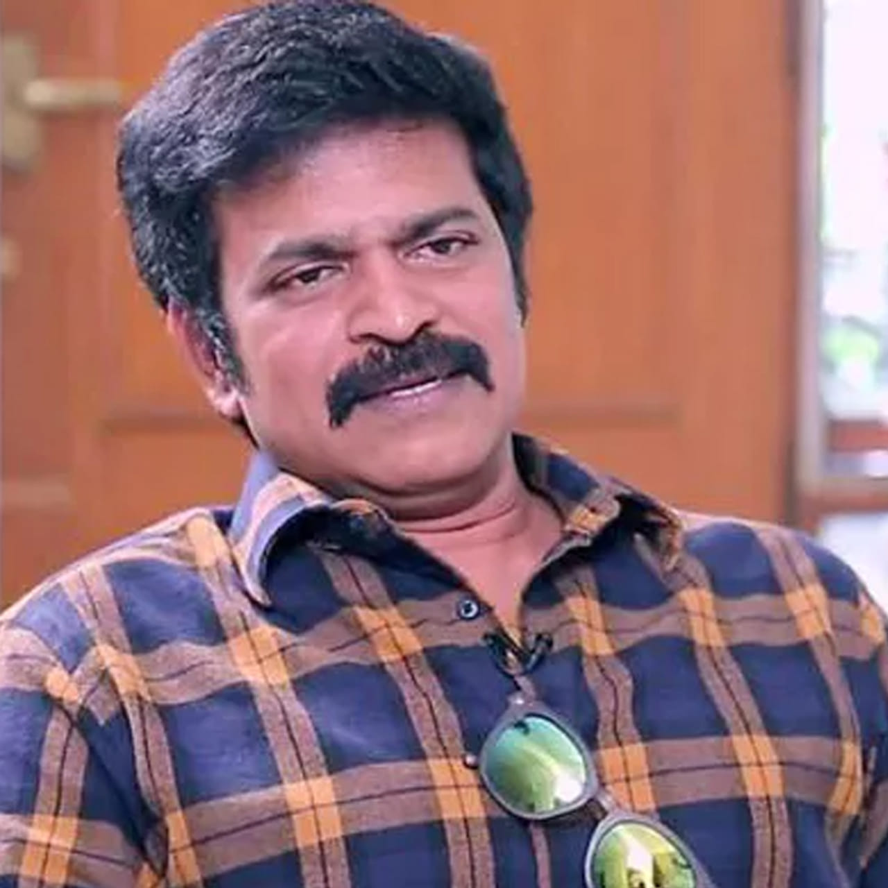 తెలుగు సినీ పరిశ్రమలోని ఒక ఆశ్చర్యకరమైన ఘటన ఇది. కేవలం ఒక చిన్న సహాయం ఎలా ఒక పెద్ద సినిమా నిర్మాణానికి దారితీసిందో వివరిస్తుంది. ఈ కథ ప్రఖ్యాత దర్శకుడు కృష్ణవంశీ, ఆయనకు కష్టకాలంలో భోజనం నటుడు బ్రహ్మజీ మధ్య ఉన్న అద్భుతమైన బంధాన్ని తెలియజేస్తుంది. 
