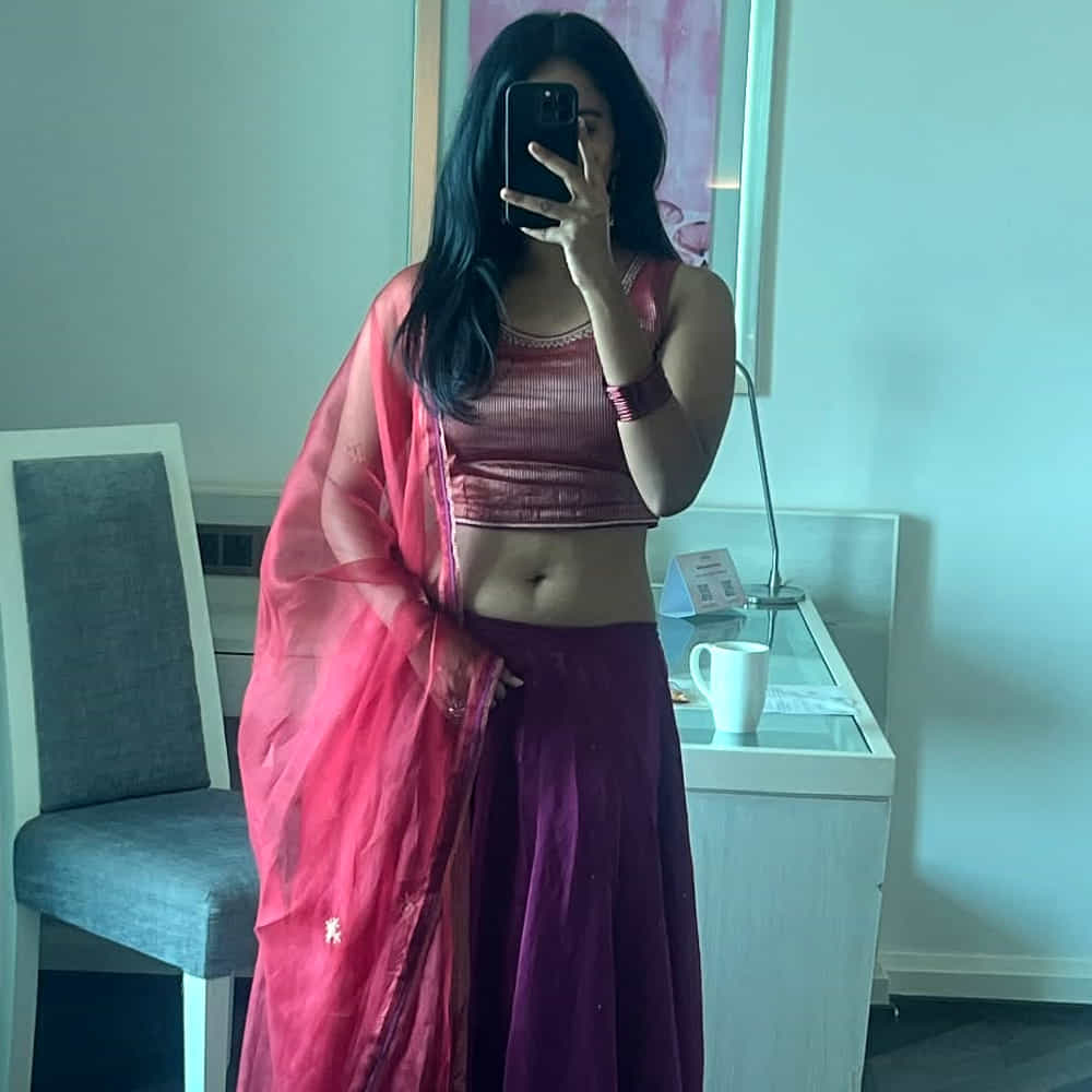 చిన్నప్పుడు యావరేజ్ గా ఉన్న భామలు చాలా మంది ఇప్పుడు ఎక్స్ ట్రా ఆర్డనరీ బ్యూటీస్ గా మారిపోయారు.అలాగే పైన కనిపిస్తున్న హీరోయిన్ కూడా.. పై ఫొటోలో ఉన్న బ్యూటీని గుర్తుపట్టారా.? ఆమె ఎవరో తెలిస్తే దిమ్మతిరిగిపోతుంది. ఇప్పుడు ఆమె అందానికి కుర్రాళ్ళు ఫిదా అవుతున్నారు.  