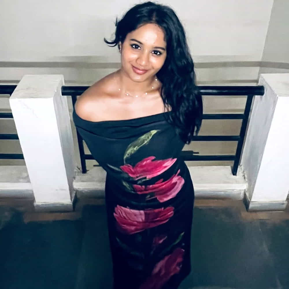 పై ఫొటోలో ఉన్న ముద్దుగుమ్మ మరెవరో కాదు సోషల్ మీడియాతో విపరీతమైన క్రేజ్ తెచ్చుకున్న బ్రిగిడా సాగ. ఈ ముద్దుగుమ్మ గురించి ప్రత్యేకంగా పరిచయం చేయాల్సిన అవసరం లేదు. ఈ అమ్మడు టెలివిజన్ నుంచి ఇండస్ట్రీలోకి వచ్చింది. విశాల్ హీరోగా నటించిన అయోగ్య సినిమాతో ఇండస్ట్రీలోకి వచ్చింది.