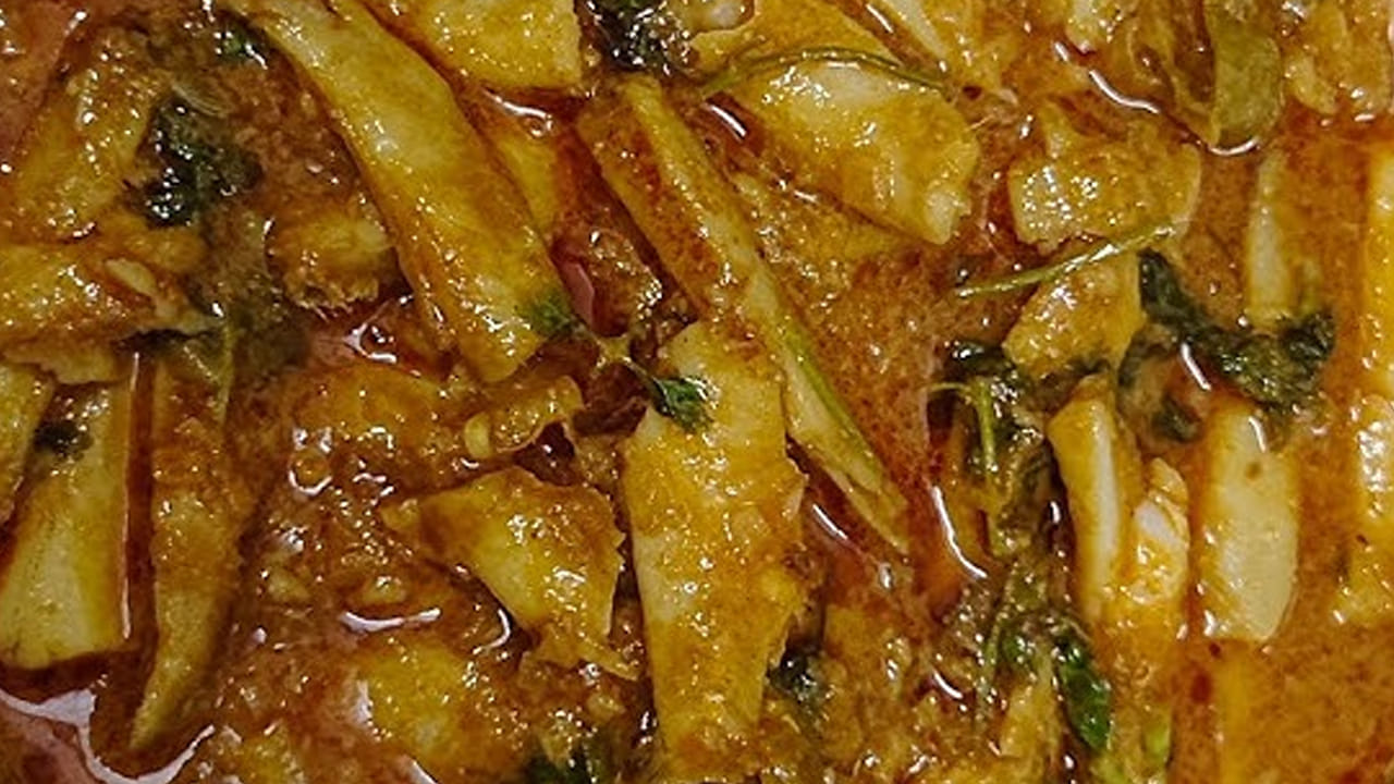 ముందుగా బొమ్మిడాయిలను తీసుకుని ఒకసారి ఉప్పు, ఇంకోసారి నిమ్మరసంతో బాగా కడిగి  గిన్నెలో  పెట్టుకోవాలి.
 పాన్ లో ఆయిల్  చేసి దానిలో ఉల్లిపాయ ముక్కలు, నాలుగు పచ్చిమిర్చి, ఒక టేబుల్ స్పూన్ అల్లం వెల్లుల్లి పేస్ట్ వేసి గోల్డ్ రంగులోకి మారే వరకు స్టవ్ మీదే వేయించాలి.