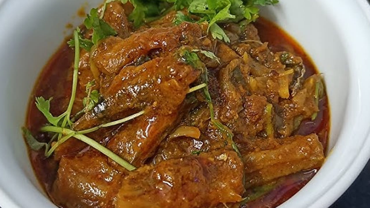  ఇప్పుడు కట్ చేసిన వంకాయ ముక్కలను దానిలో వేసి 5 నిముషాల పాటు బాగా ఉడకనివ్వాలి.ఆ తర్వాత కొద్దిగా పసుపు,  ఒక టేబుల్ స్పూన్ కారం, కొద్దిగా ఉప్పు వేసి బాగా కలపాలి.