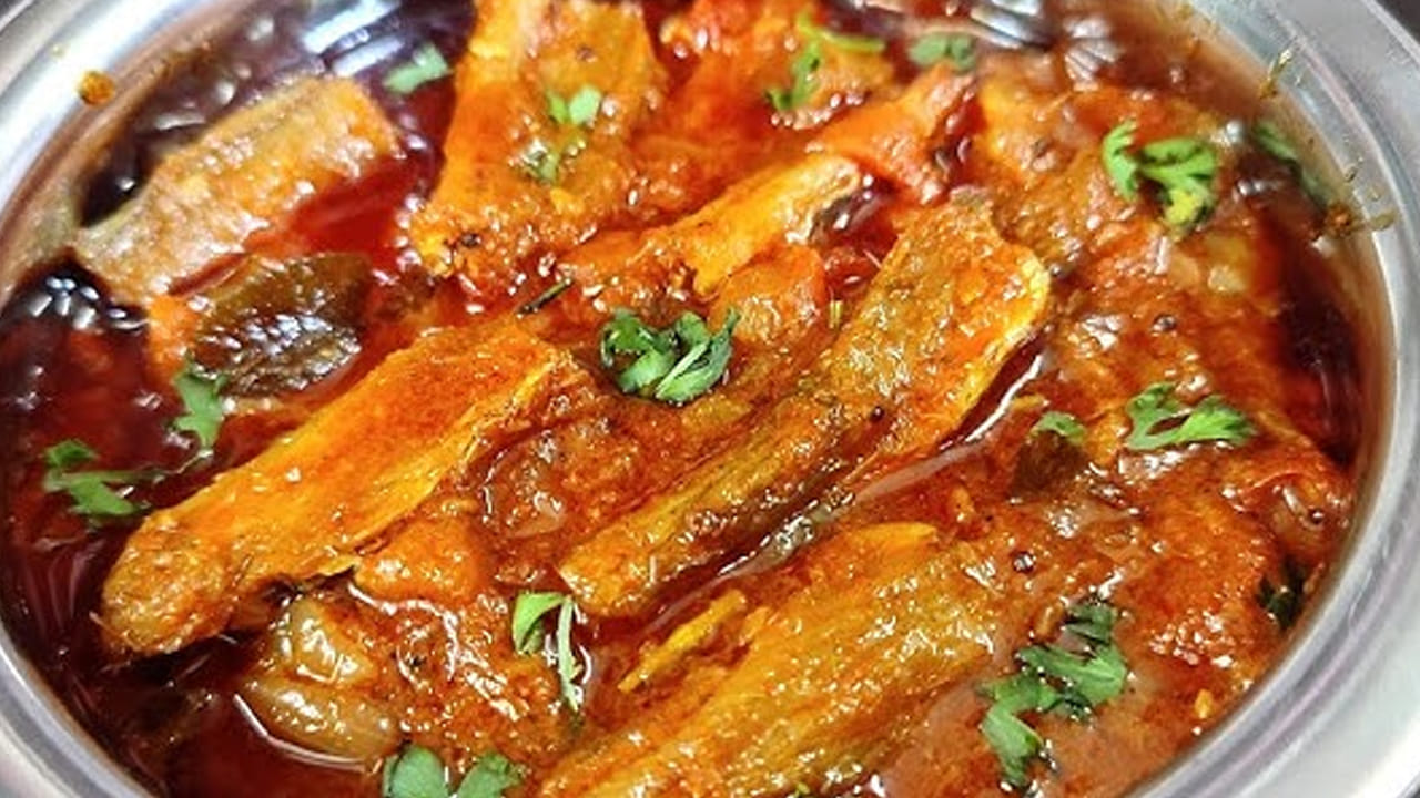 ఒక కప్పు చింతపండు రసం, కొద్దిగా నీళ్లు పోసి ఆ పులుసును ఉడికే ఉంచాలి. ముందుగా క్లీన్  చేసిన బొమ్మిడాయిలను పులుసులో  వేసుకోవాలి.