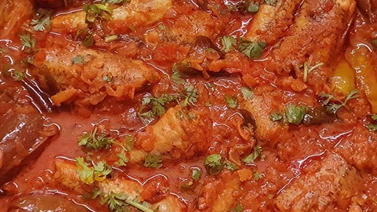 Brinఇప్పుడు మూత పెట్టి మీడియం మంటపై 20 నిమిషాల పాటు ఉడికించాలి.  ఇదే సమయంలో గరిటె అస్సలు పెట్టకూడదు. పెడితే ముక్కలు చెదిరిపోతాయి. చివర్లో  కొత్తిమీరను వేసి కిందకు దించేయాలి.