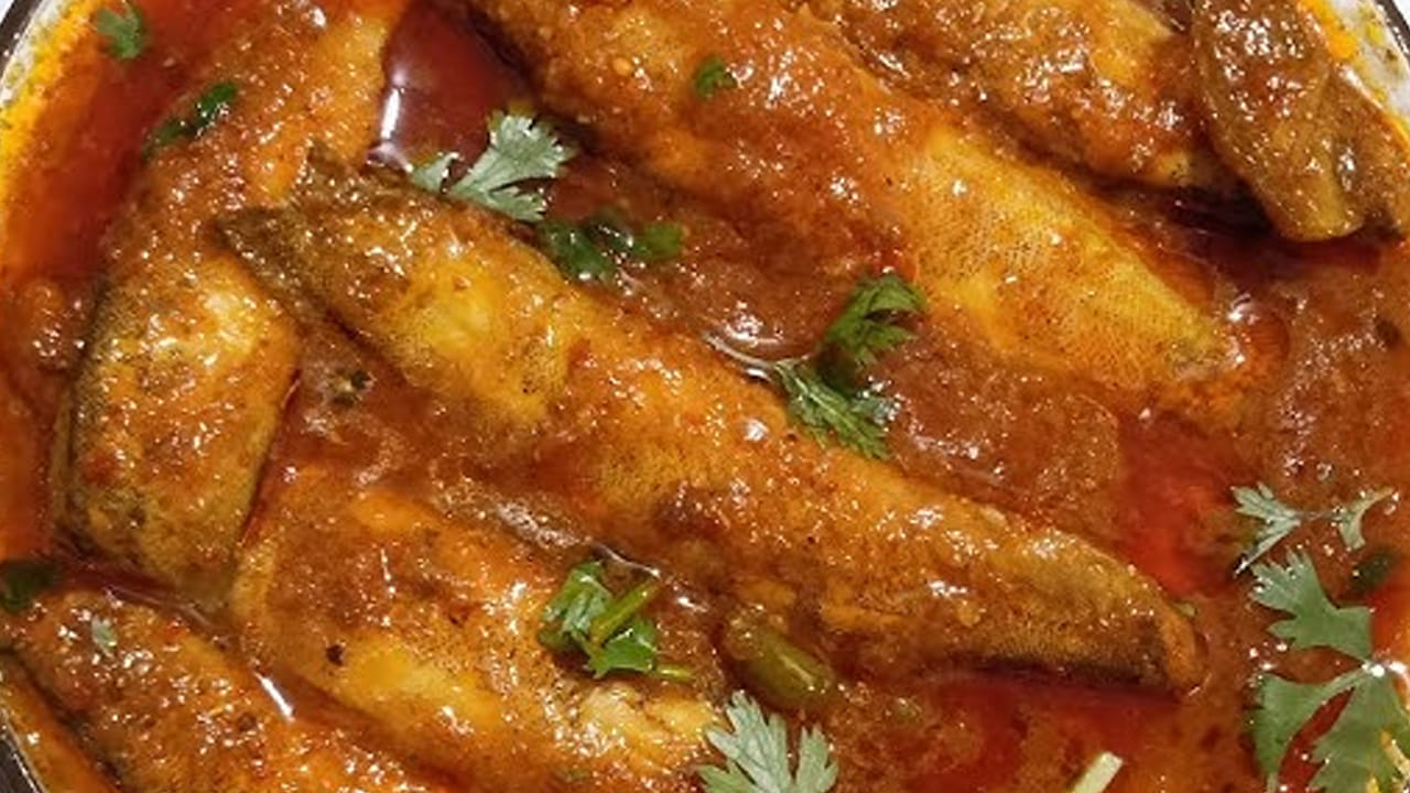 కావాల్సిన పదార్దాలు : పావు కిలో బొమ్మిడాయి చేపల ముక్కలు, 3 వంకాయలు,  ఒక కప్పు చింతపండు రసం,  ఒక ఉల్లిపాయ  పెద్దది,  మూడు పచ్చిమిర్చి, ఒక టేబుల్ స్పూన్ అల్లం వెల్లుల్లి పేస్ట్,  రెండు టేబుల్ స్పూన్లు కారం, అర టేబుల్ స్పూన్ పసుపు, 
ఒక టేబుల్ స్పూన్ ధనియాల పొడి, 4 టేబుల్ స్పూన్ నూనె, రుచికి తగినంత ఉప్పు, కొత్తిమీరను తీసుకోవాలి.
