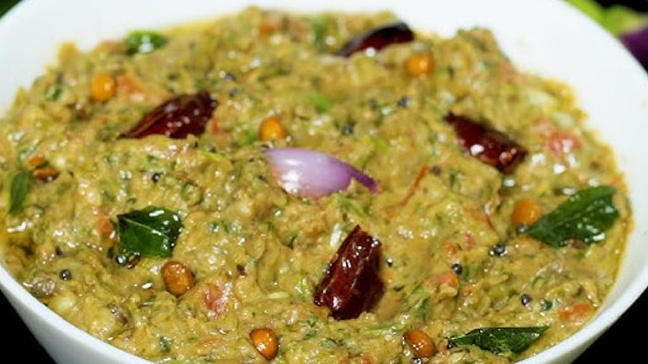 కావాల్సిన పదార్ధాలు :  పావు కిలో వంకాయలు, నాలుగు పండు టమాటాలు, పచ్చి మిర్చి,6 వెల్లుల్లి రెబ్బలు, రుచికి తగినంత ఉప్పు, 5 పచ్చి మిర్చి, ఒక టేబుల్ స్పూన్ నిమ్మరసం, కరివేపాకు, కొత్తిమీరను తీసుకోవాలి.