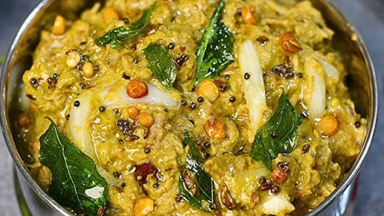 ముందుగా వంకాయలను తీసుకుని వాటిని కడిగి క్లీన్ ఒక గిన్నె లేదా ప్లేట్లోకి తీసుకోవాలి. ఇప్పుడు పచ్చి మిర్చిని తీసుకుని కడిగి తేమ లేకుండా తుడిచి వాటిని బాగా ఆరబెట్టాలి